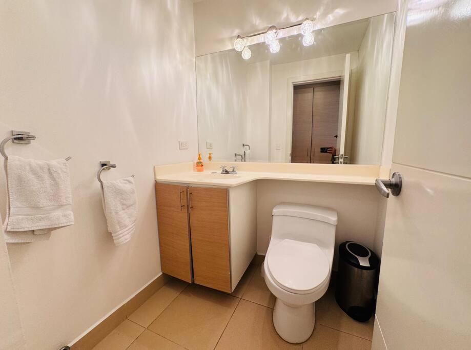 Departamento amplio para familias, de lujo 3 habitaciones, 4 baños, 6 camas, 10 personas, wifi, 2 parqueaderos Republica de El Salvador Plaza Kendo view 3