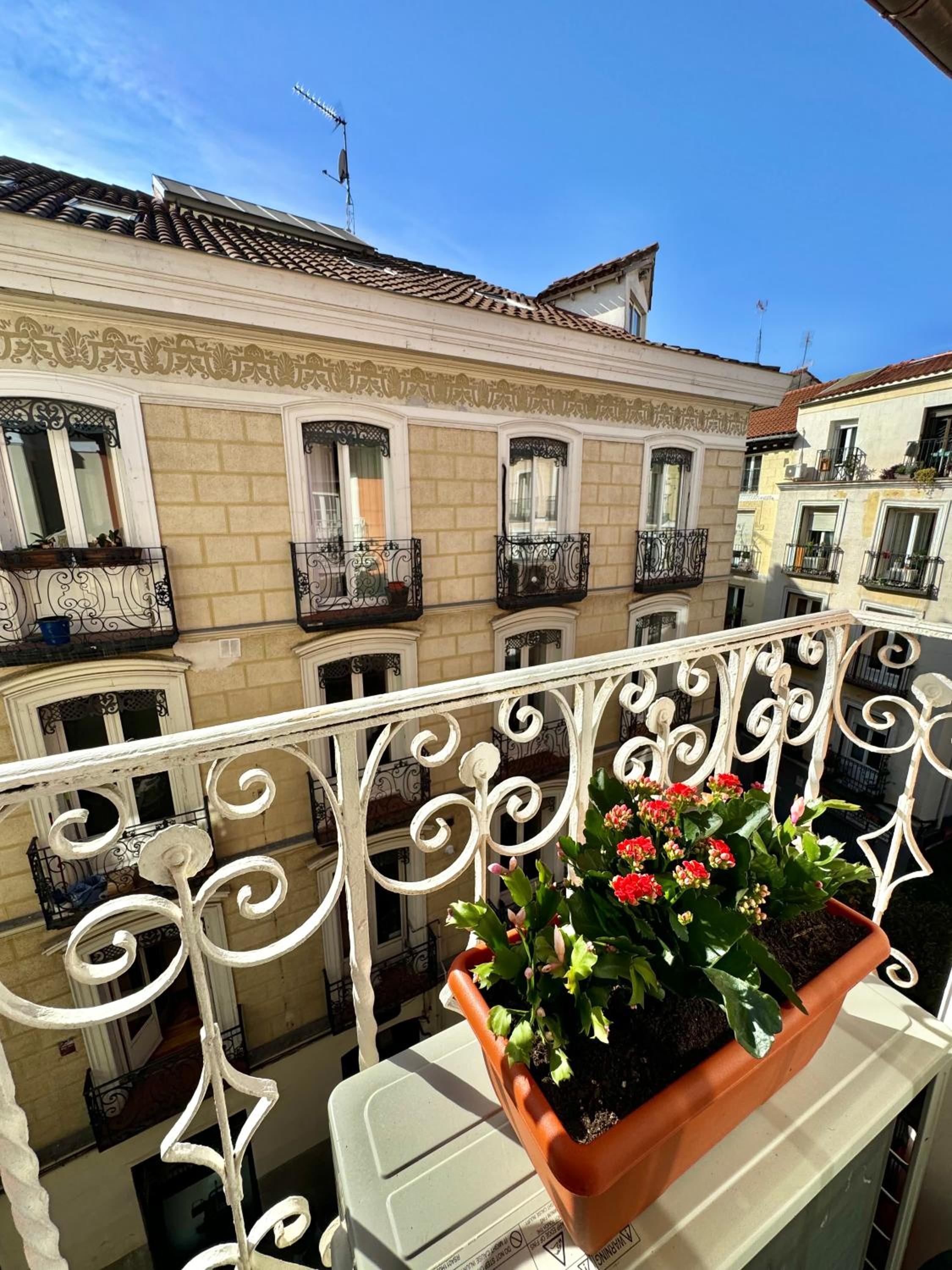 Lovely balcony Madrid Center photo 2
