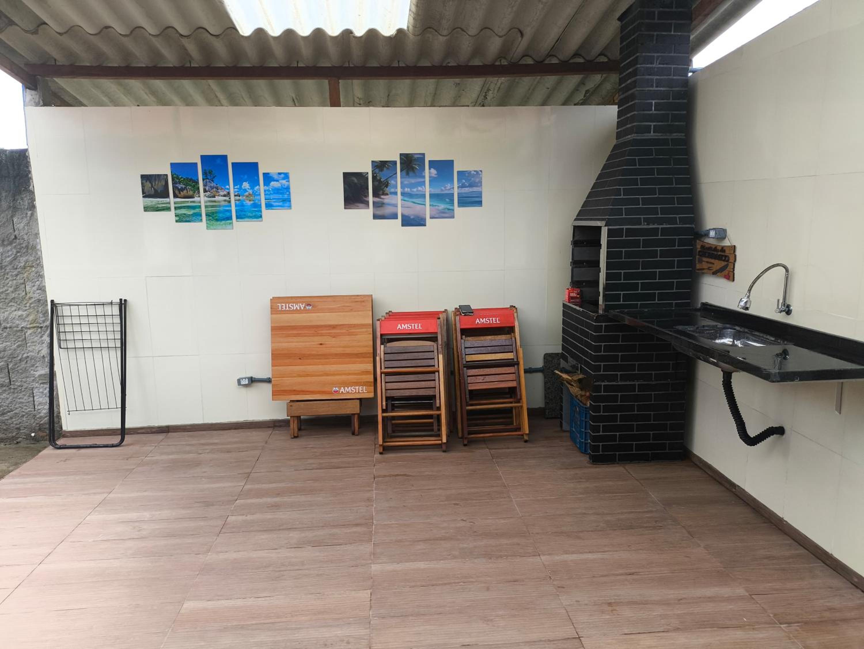 Casa aconchegante, Ubatuba, 40 metros da praia, frente ao mar, garagem fechada, quintal grande, área de lazer, churrasqueira, ar condicionado, wifi, tv a c