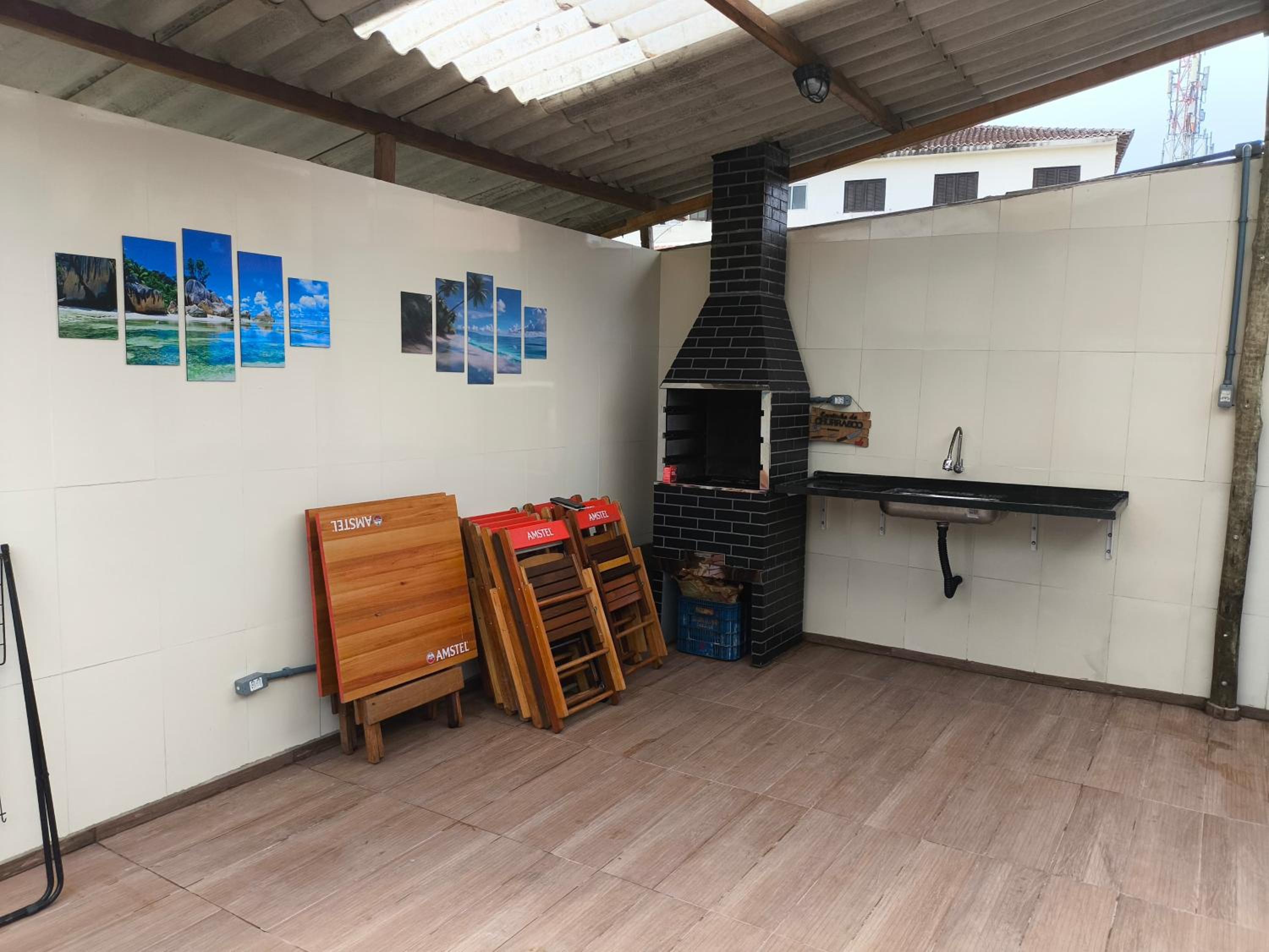 Casa aconchegante, Ubatuba, 40 metros da praia, frente ao mar, garagem fechada, quintal grande, área de lazer, churrasqueira, ar condicionado, wifi, tv a c