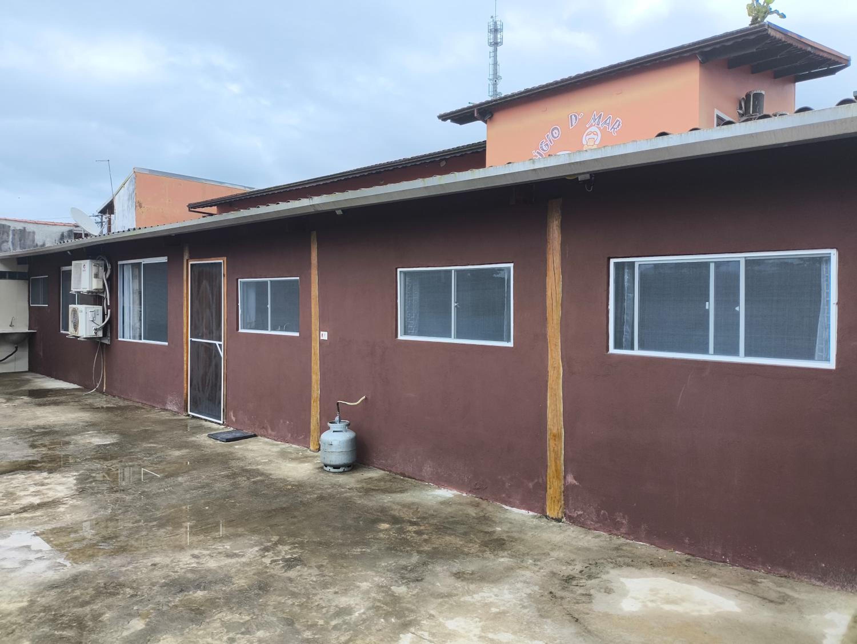 Casa aconchegante, Ubatuba, 40 metros da praia, frente ao mar, garagem fechada, quintal grande, área de lazer, churrasqueira, ar condicionado, wifi, tv a c