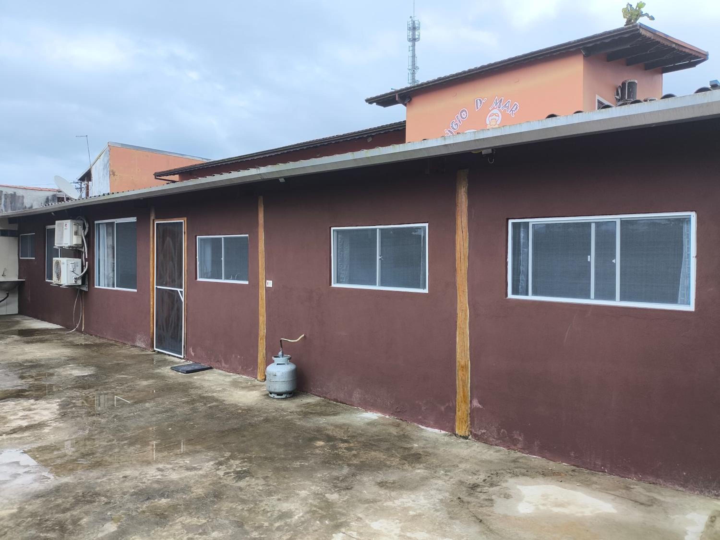 Casa aconchegante, Ubatuba, 40 metros da praia, frente ao mar, garagem fechada, quintal grande, área de lazer, churrasqueira, ar condicionado, wifi, tv a c