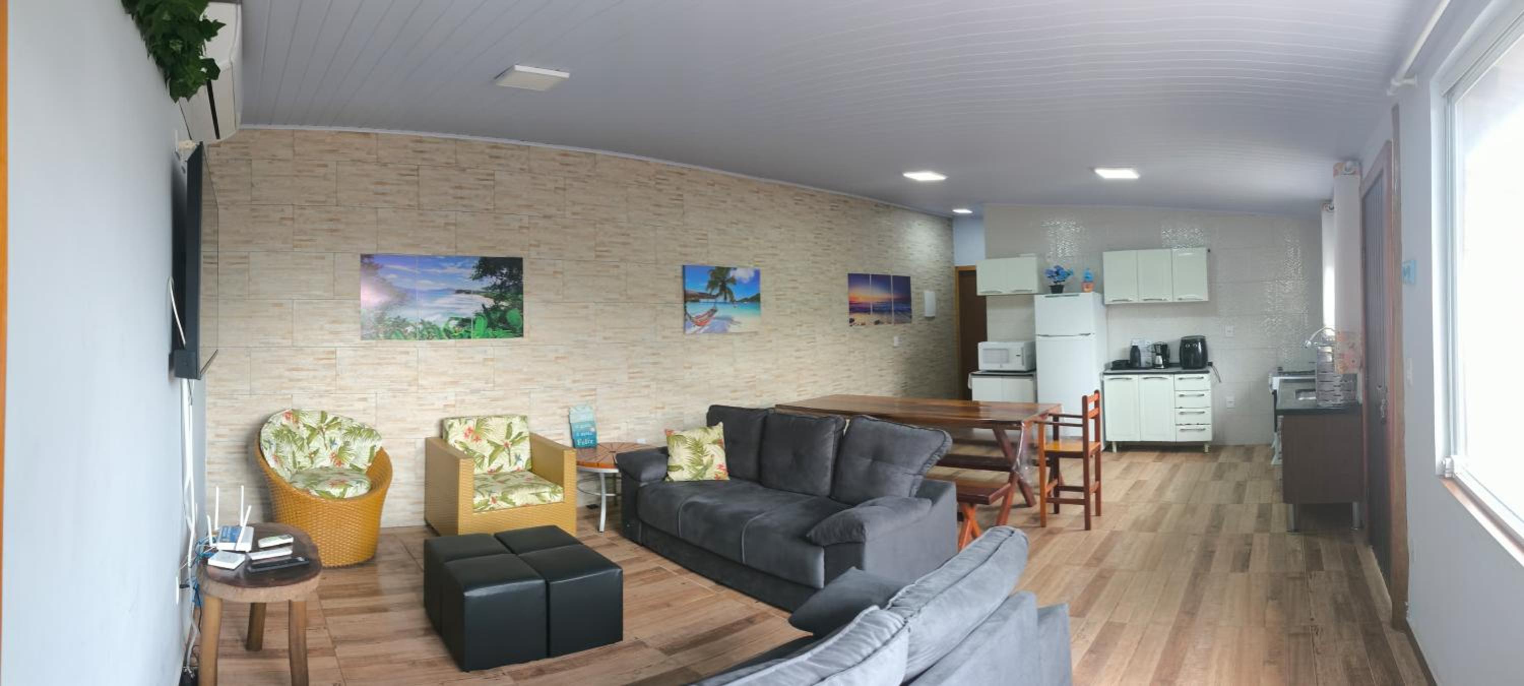 Casa aconchegante, Ubatuba, 40 metros da praia, frente ao mar, garagem fechada, quintal grande, área de lazer, churrasqueira, ar condicionado, wifi, tv a c