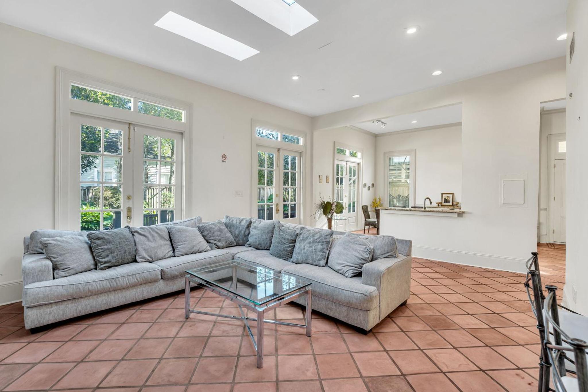 Historic 3BR home w chefs kitchen & balcony view 4