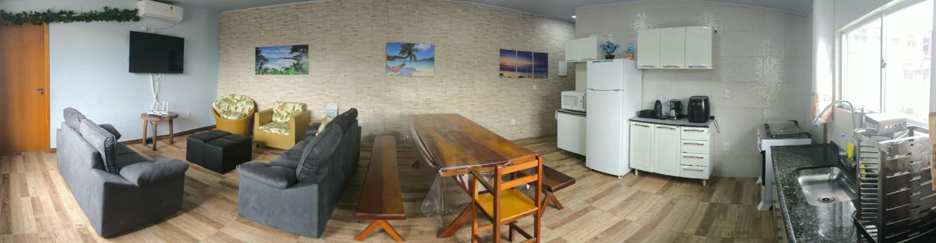 Casa aconchegante, Ubatuba, 40 metros da praia, frente ao mar, garagem fechada, quintal grande, área de lazer, churrasqueira, ar condicionado, wifi, tv a c