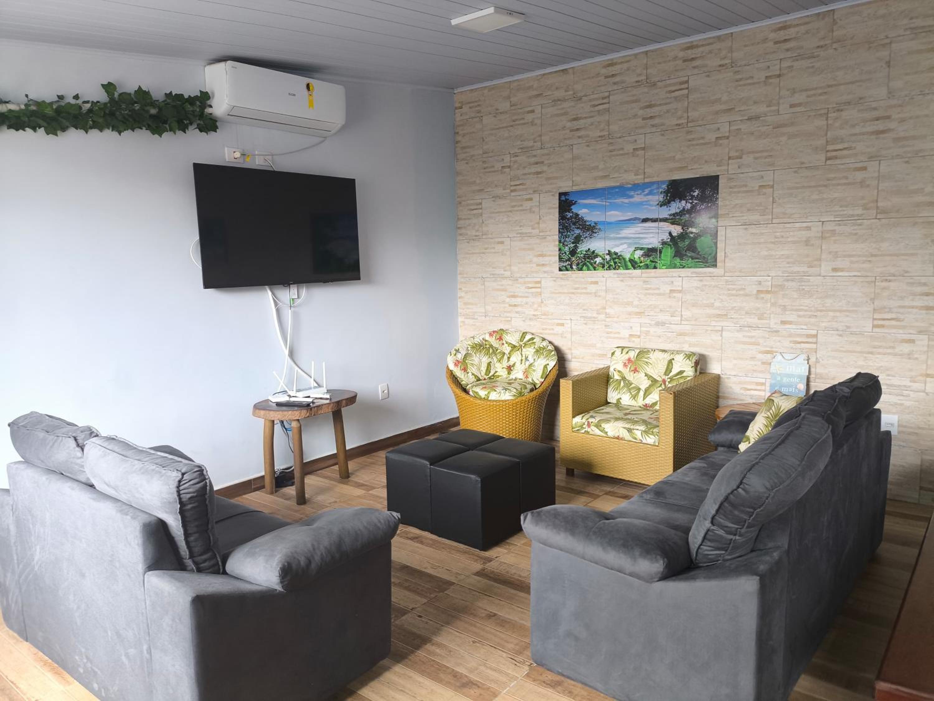 Casa aconchegante, Ubatuba, 40 metros da praia, frente ao mar, garagem fechada, quintal grande, área de lazer, churrasqueira, ar condicionado, wifi, tv a c