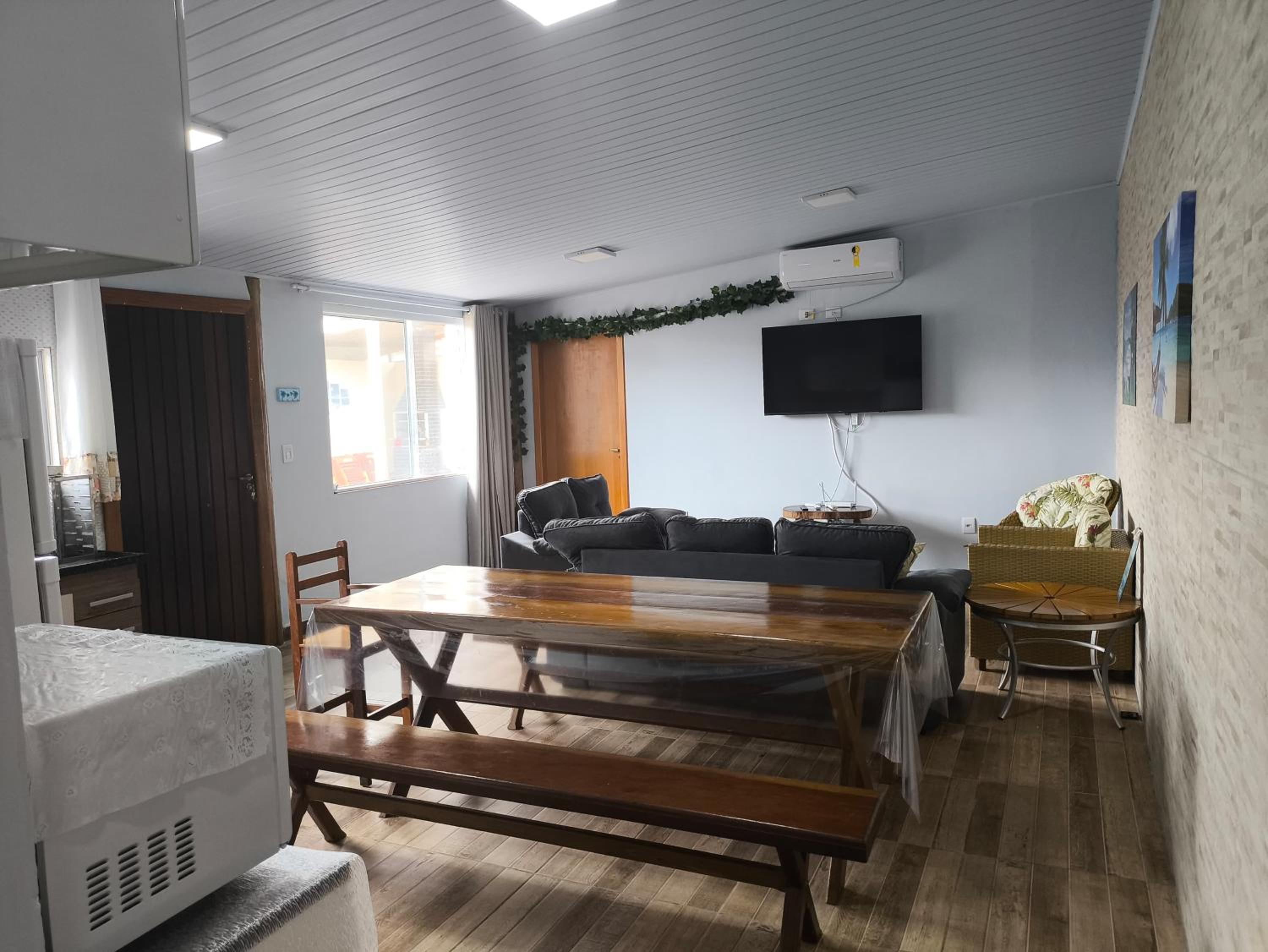 Casa aconchegante, Ubatuba, 40 metros da praia, frente ao mar, garagem fechada, quintal grande, área de lazer, churrasqueira, ar condicionado, wifi, tv a c