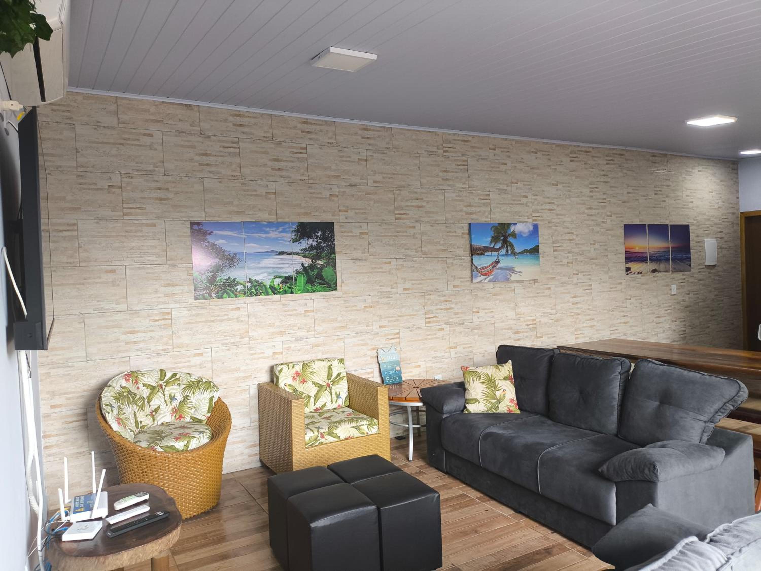 Casa aconchegante, Ubatuba, 40 metros da praia, frente ao mar, garagem fechada, quintal grande, área de lazer, churrasqueira, ar condicionado, wifi, tv a c