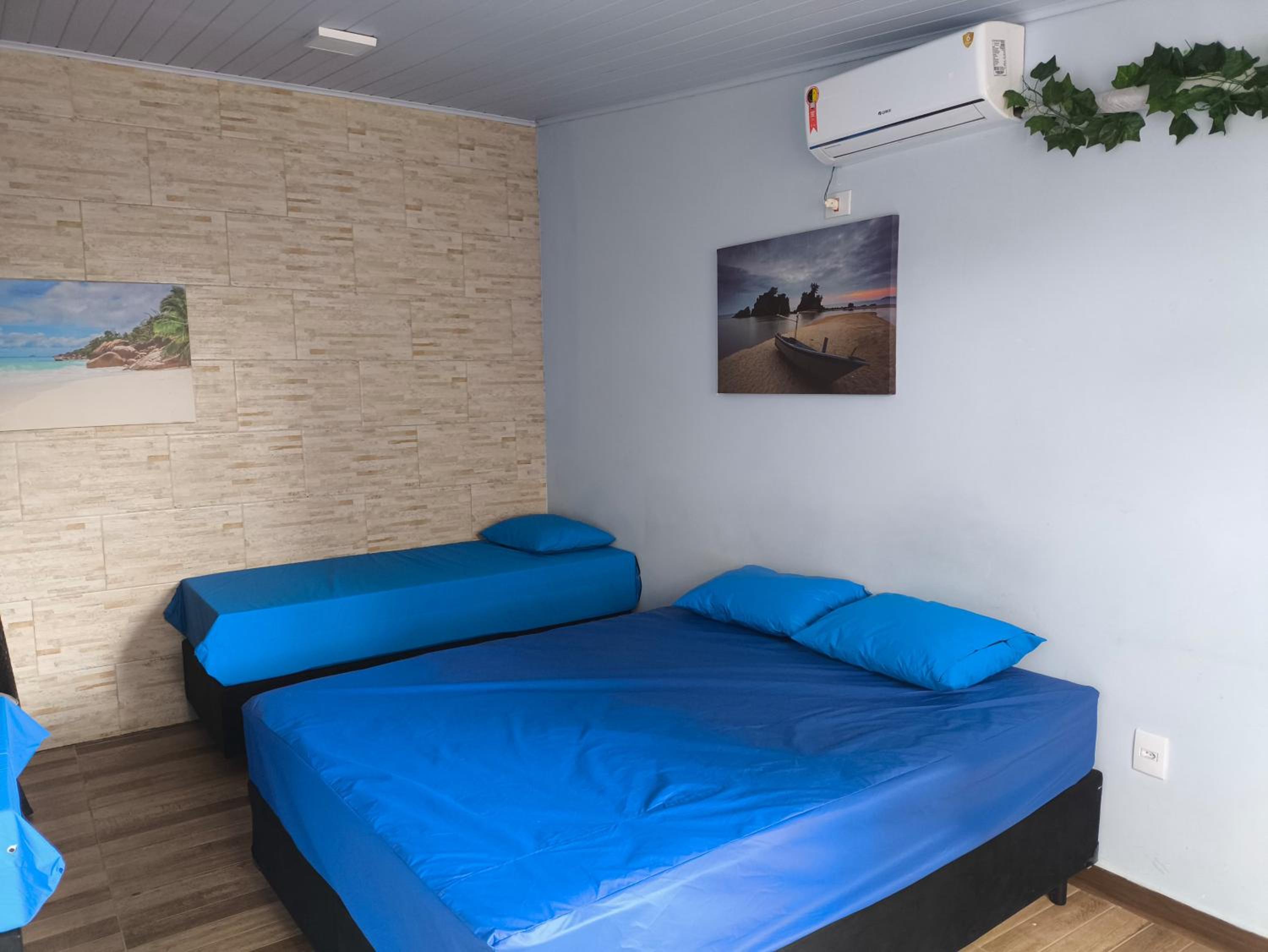 Casa aconchegante, Ubatuba, 40 metros da praia, frente ao mar, garagem fechada, quintal grande, área de lazer, churrasqueira, ar condicionado, wifi, tv a c