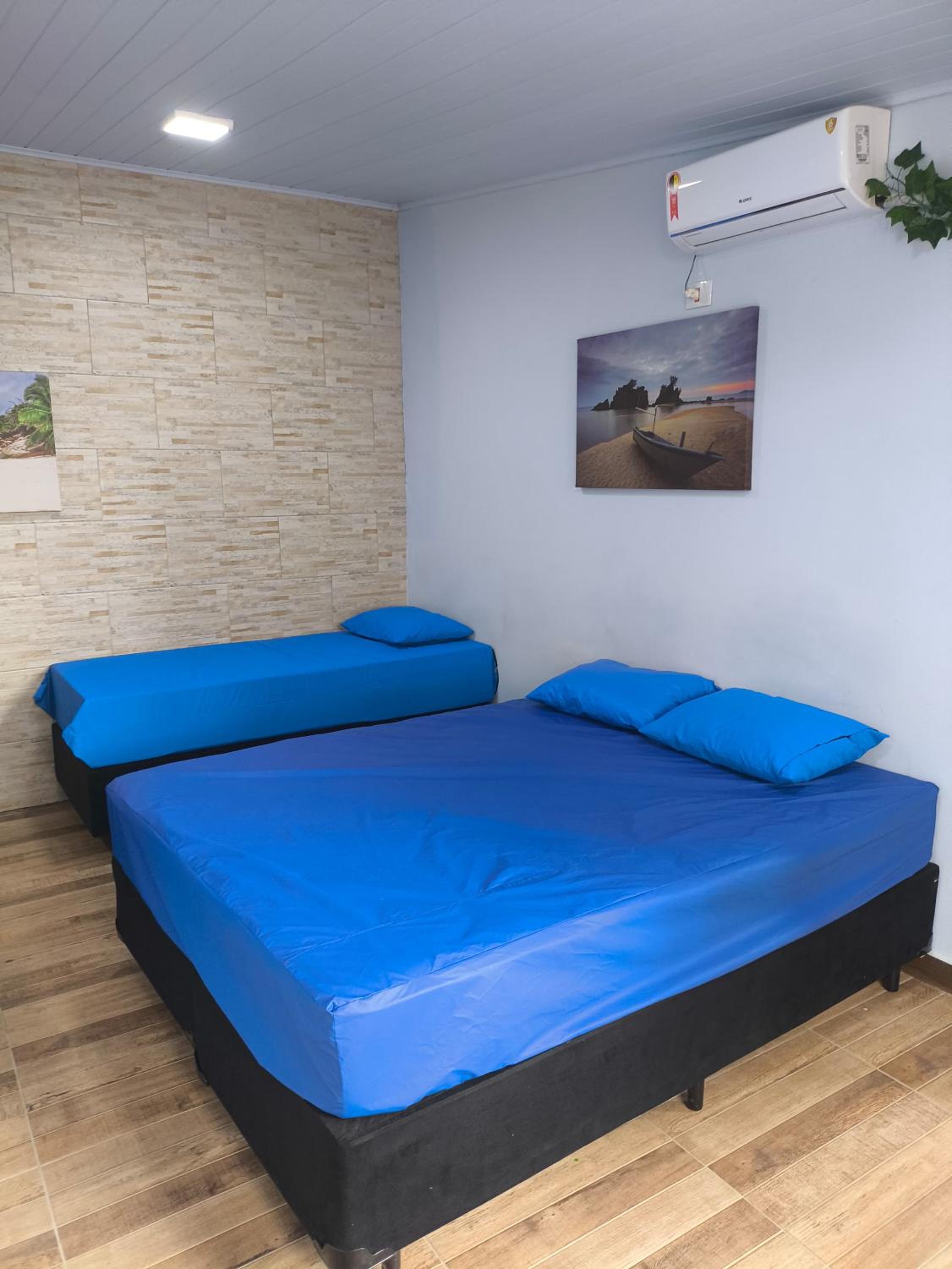 Casa aconchegante, Ubatuba, 40 metros da praia, frente ao mar, garagem fechada, quintal grande, área de lazer, churrasqueira, ar condicionado, wifi, tv a c