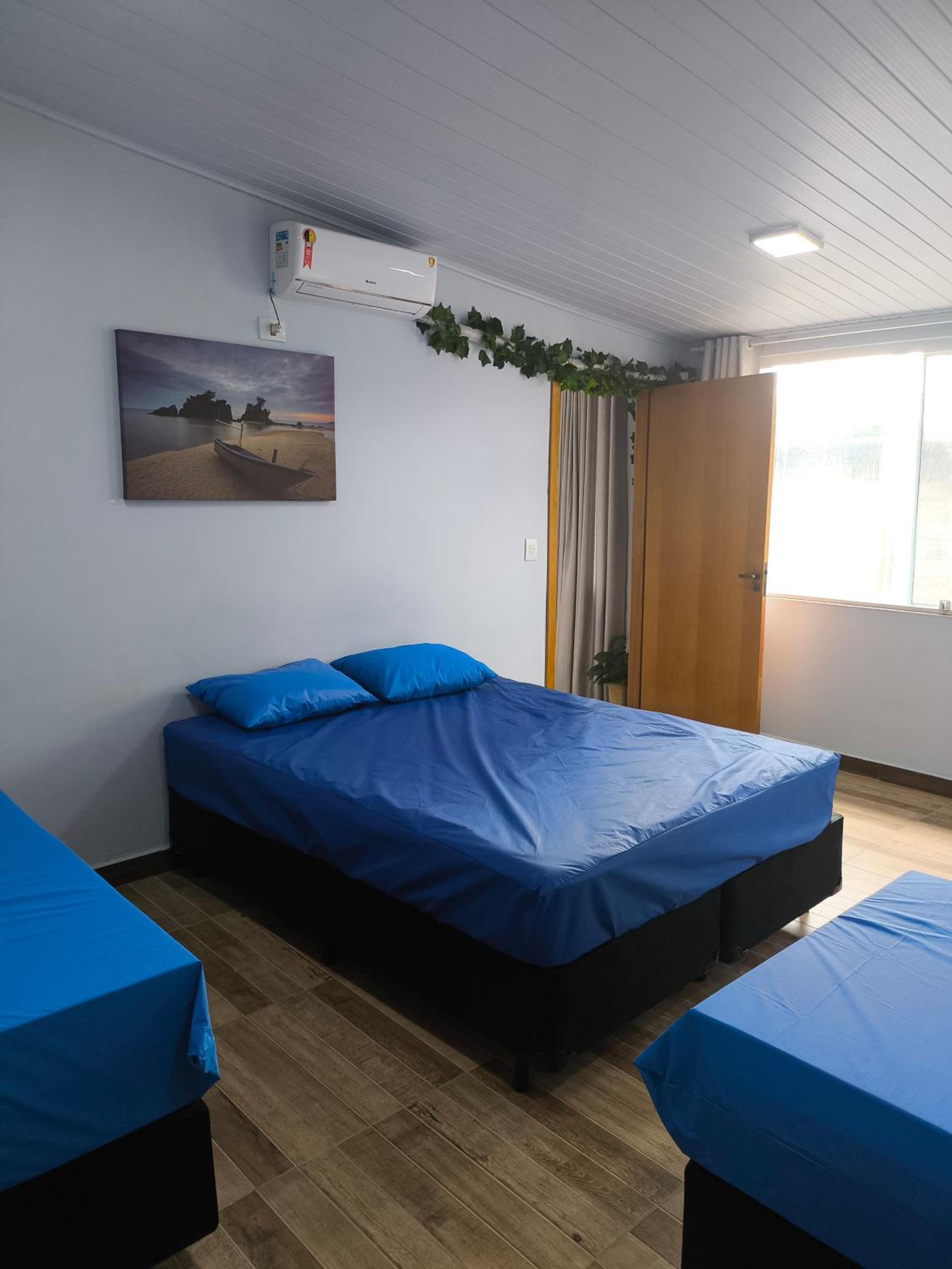 Casa aconchegante, Ubatuba, 40 metros da praia, frente ao mar, garagem fechada, quintal grande, área de lazer, churrasqueira, ar condicionado, wifi, tv a c