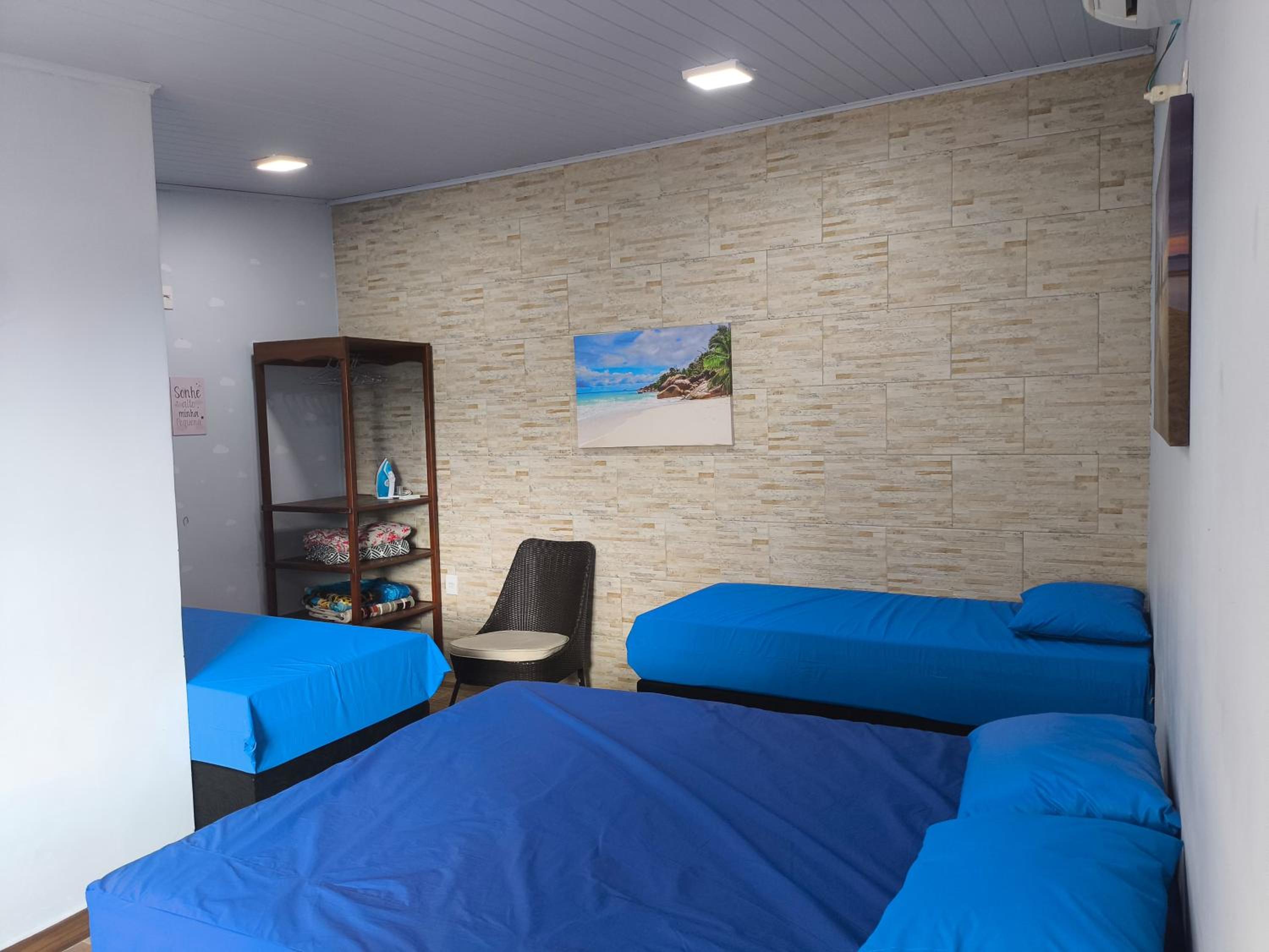 Casa aconchegante, Ubatuba, 40 metros da praia, frente ao mar, garagem fechada, quintal grande, área de lazer, churrasqueira, ar condicionado, wifi, tv a c