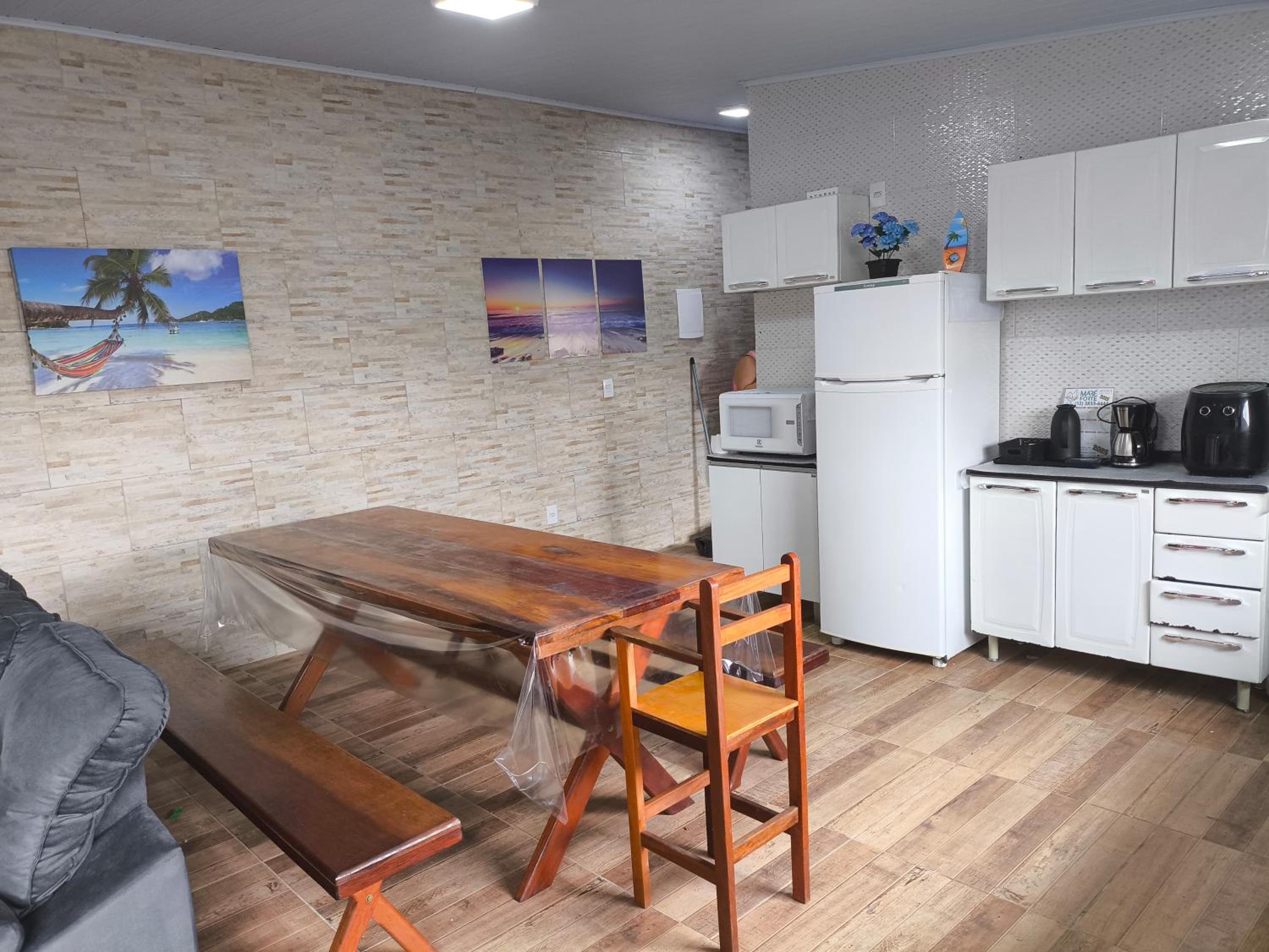 Casa aconchegante, Ubatuba, 40 metros da praia, frente ao mar, garagem fechada, quintal grande, área de lazer, churrasqueira, ar condicionado, wifi, tv a c