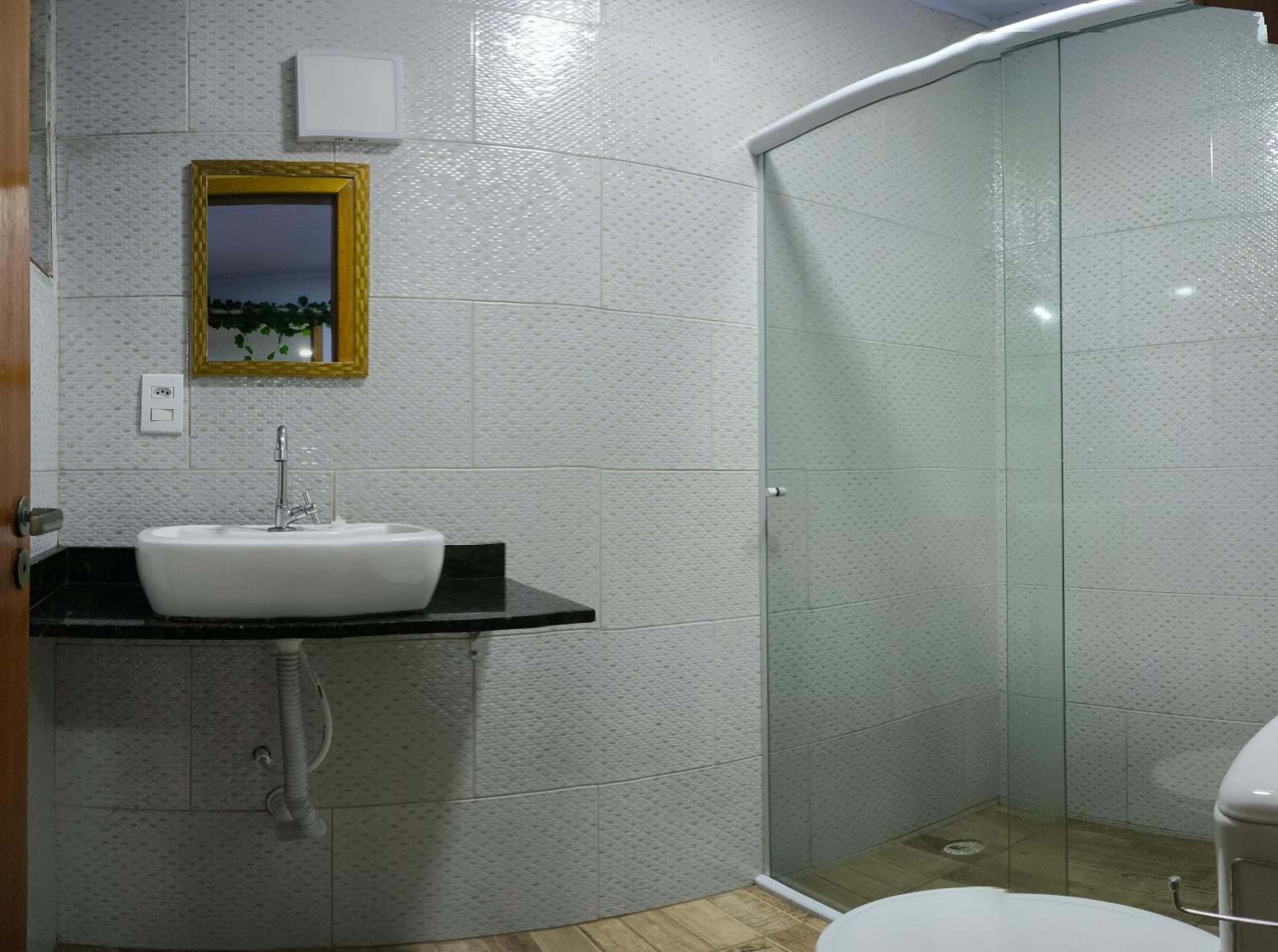 Casa aconchegante, Ubatuba, 40 metros da praia, frente ao mar, garagem fechada, quintal grande, área de lazer, churrasqueira, ar condicionado, wifi, tv a c
