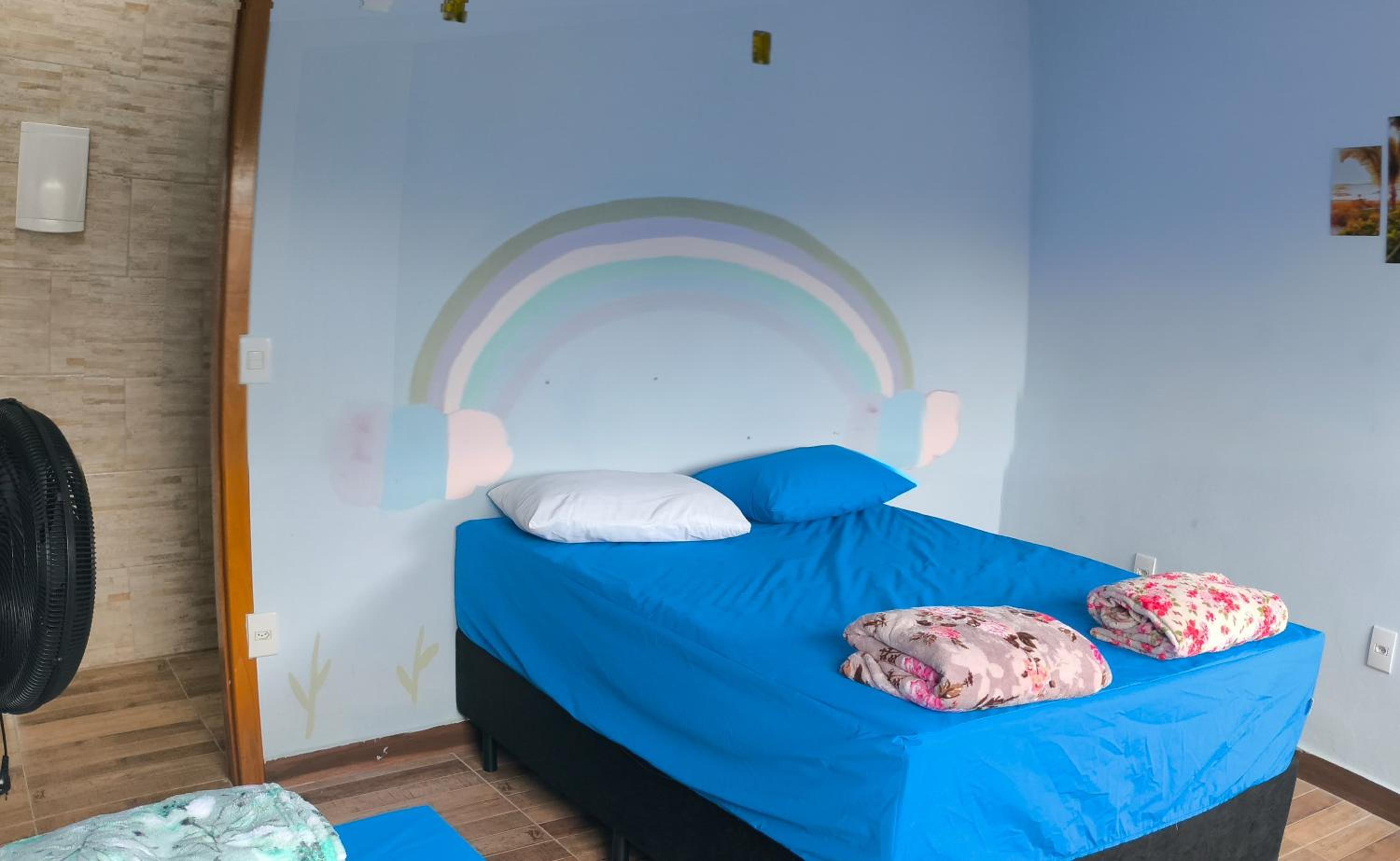 Casa aconchegante, Ubatuba, 40 metros da praia, frente ao mar, garagem fechada, quintal grande, área de lazer, churrasqueira, ar condicionado, wifi, tv a c
