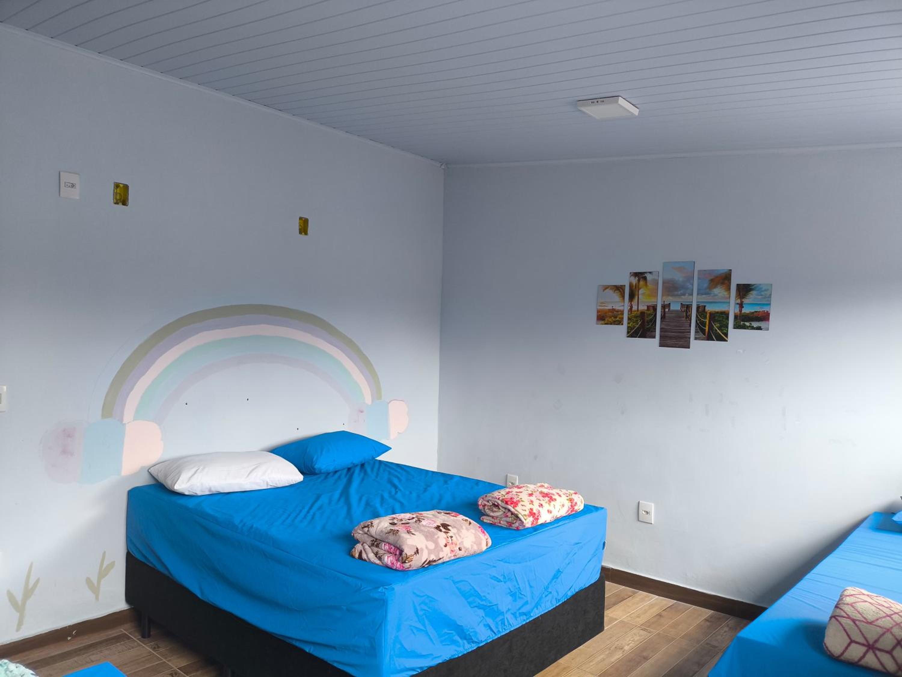 Casa aconchegante, Ubatuba, 40 metros da praia, frente ao mar, garagem fechada, quintal grande, área de lazer, churrasqueira, ar condicionado, wifi, tv a c