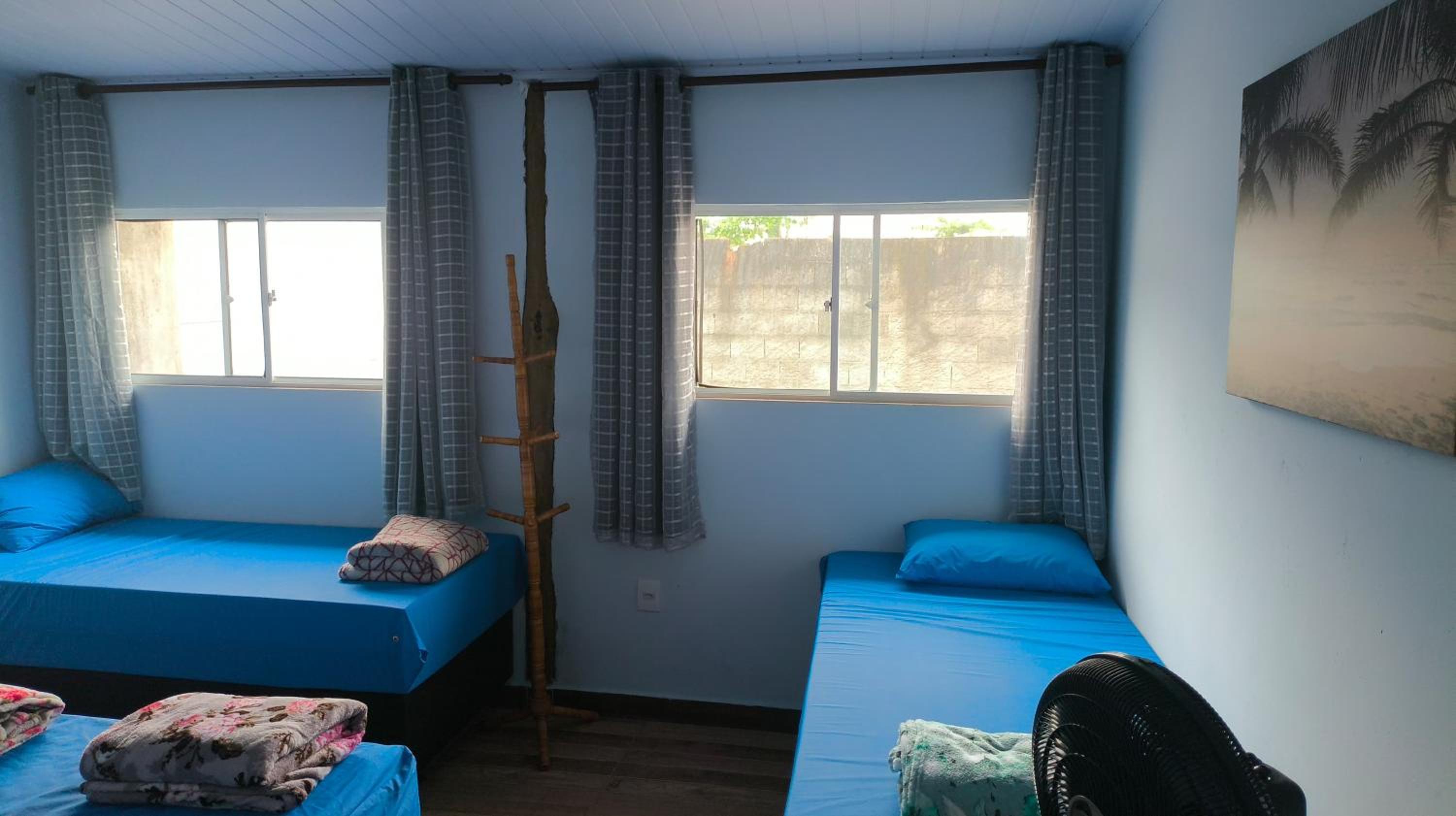 Casa aconchegante, Ubatuba, 40 metros da praia, frente ao mar, garagem fechada, quintal grande, área de lazer, churrasqueira, ar condicionado, wifi, tv a c