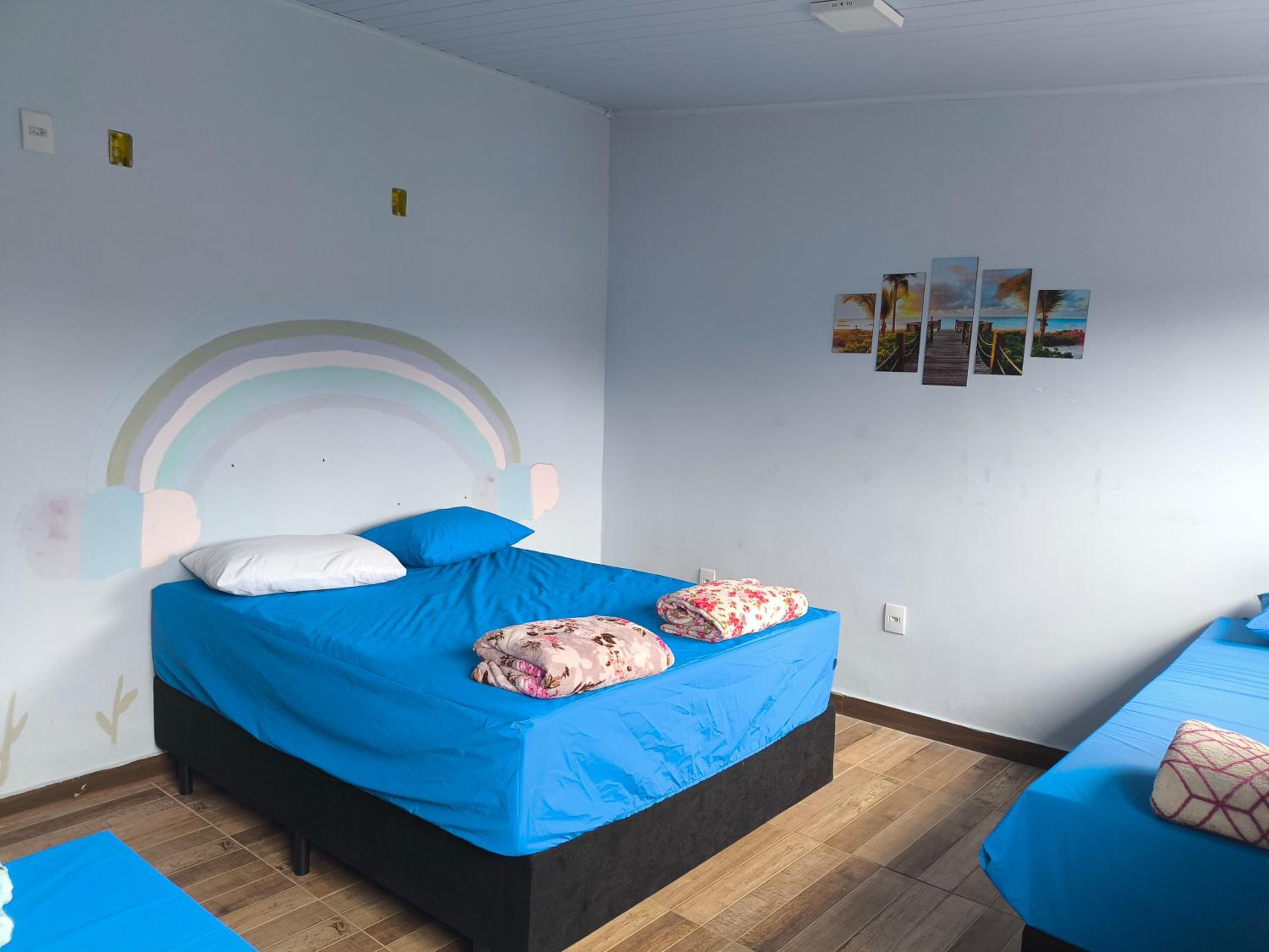 Casa aconchegante, Ubatuba, 40 metros da praia, frente ao mar, garagem fechada, quintal grande, área de lazer, churrasqueira, ar condicionado, wifi, tv a c