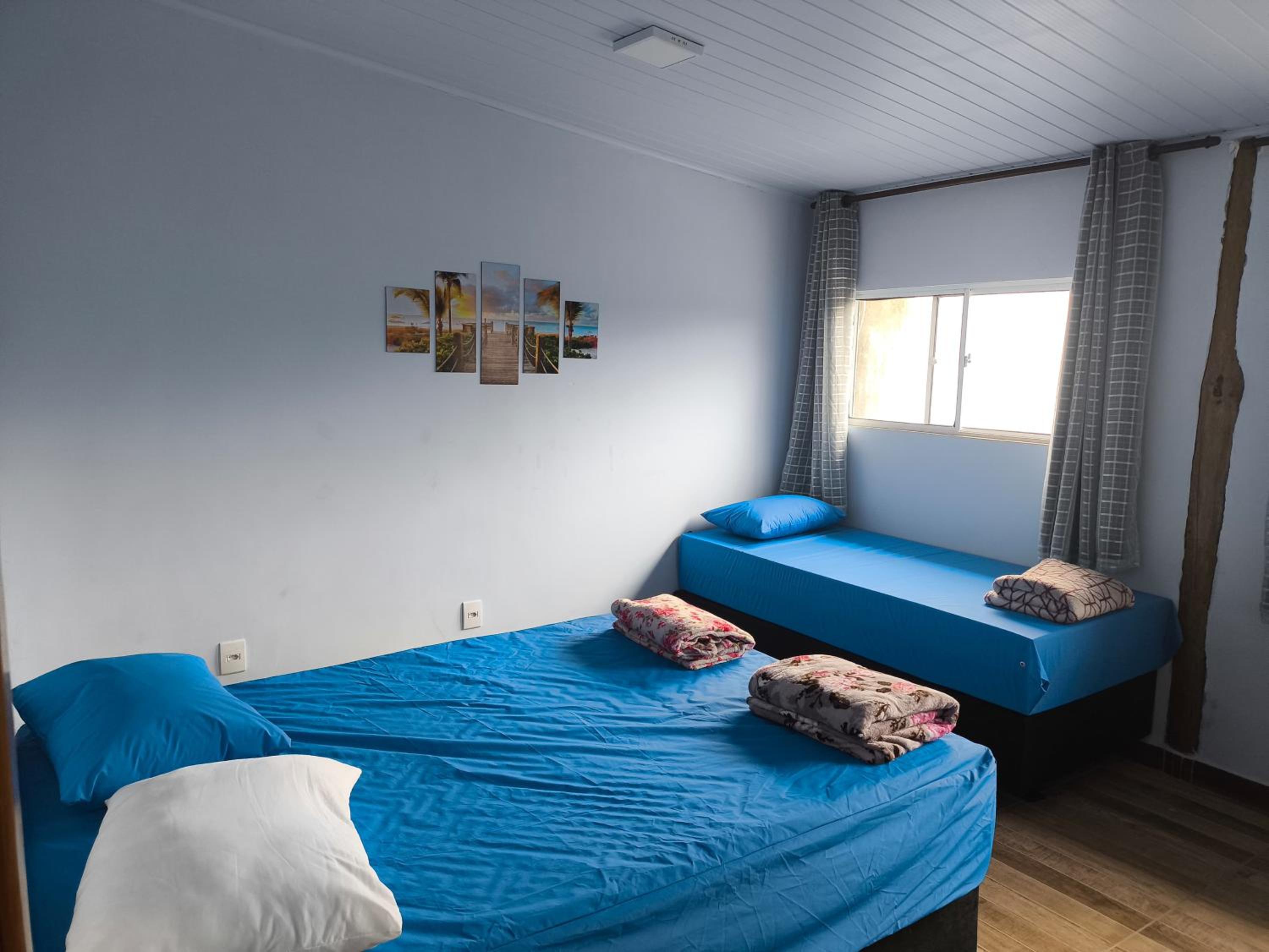 Casa aconchegante, Ubatuba, 40 metros da praia, frente ao mar, garagem fechada, quintal grande, área de lazer, churrasqueira, ar condicionado, wifi, tv a c