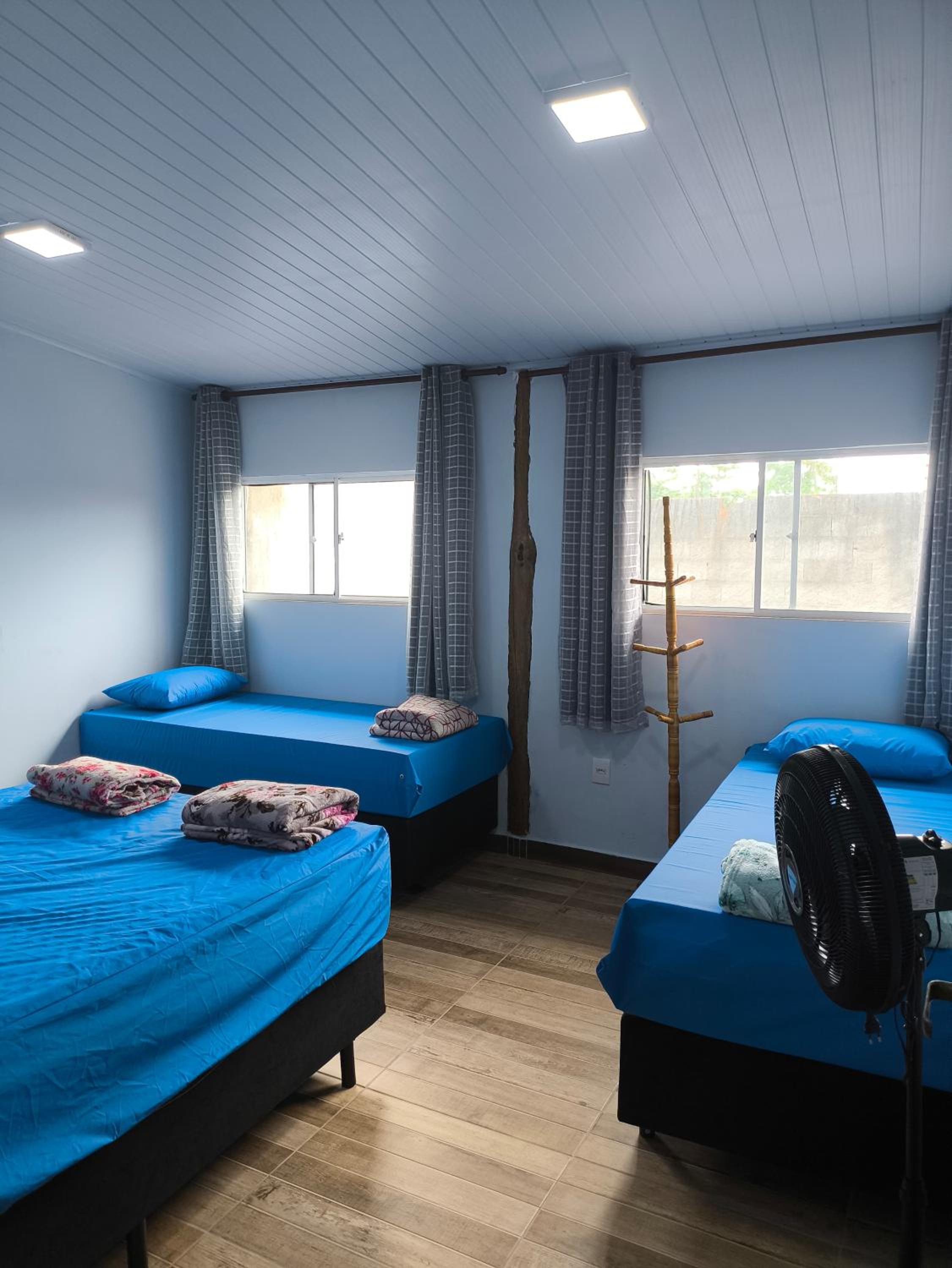 Casa aconchegante, Ubatuba, 40 metros da praia, frente ao mar, garagem fechada, quintal grande, área de lazer, churrasqueira, ar condicionado, wifi, tv a c