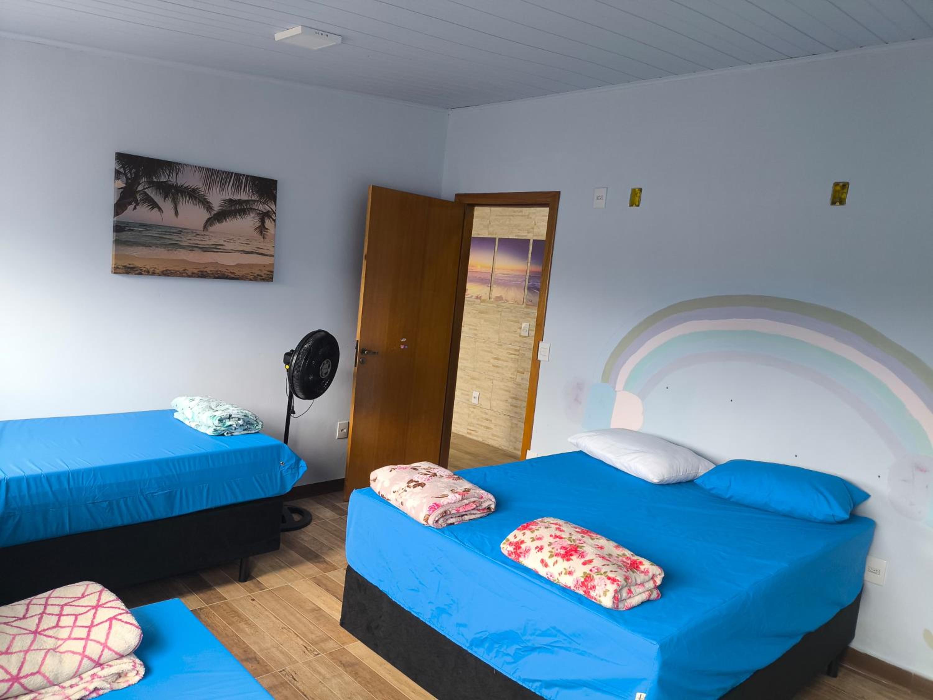 Casa aconchegante, Ubatuba, 40 metros da praia, frente ao mar, garagem fechada, quintal grande, área de lazer, churrasqueira, ar condicionado, wifi, tv a c