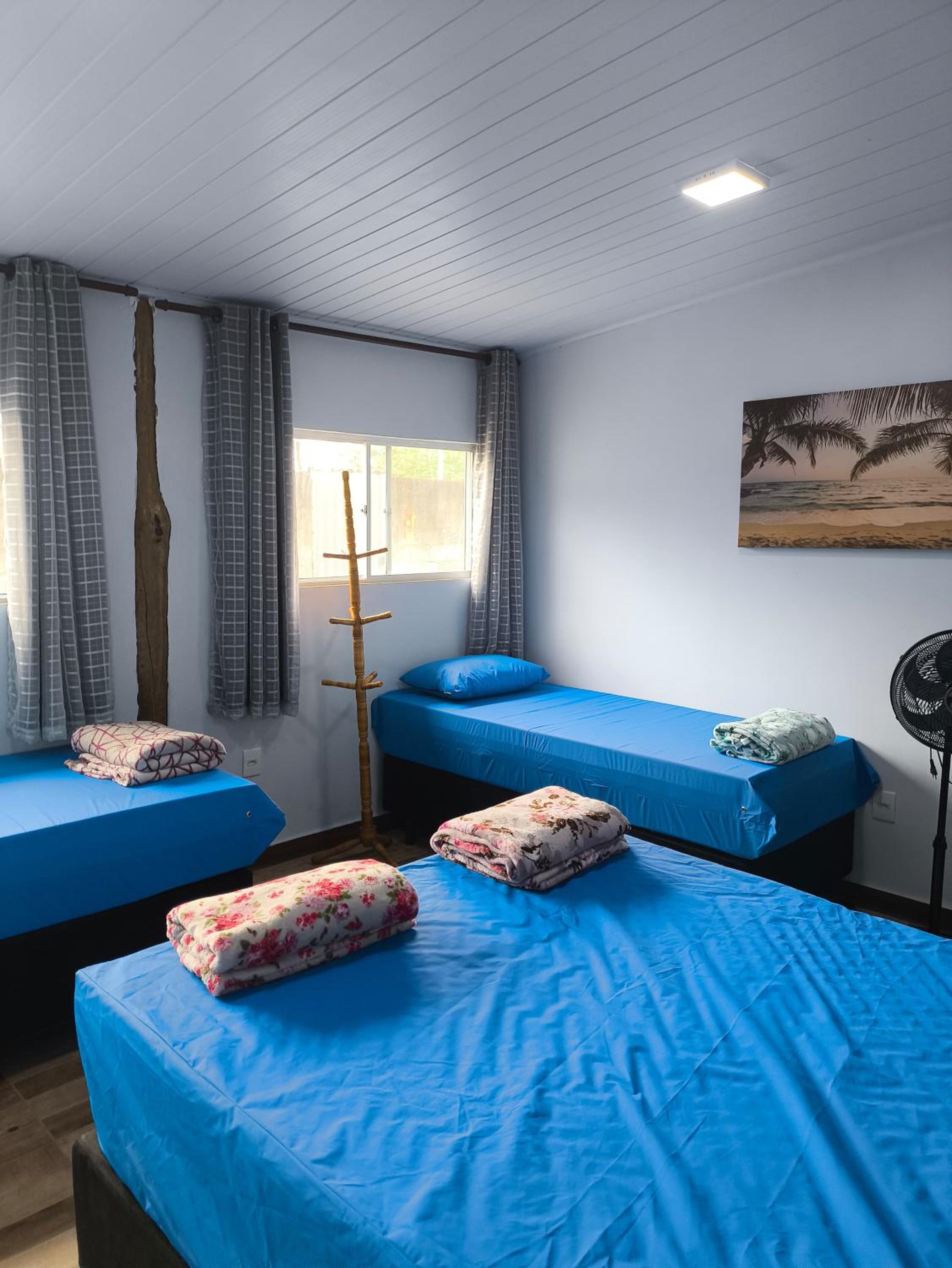 Casa aconchegante, Ubatuba, 40 metros da praia, frente ao mar, garagem fechada, quintal grande, área de lazer, churrasqueira, ar condicionado, wifi, tv a c