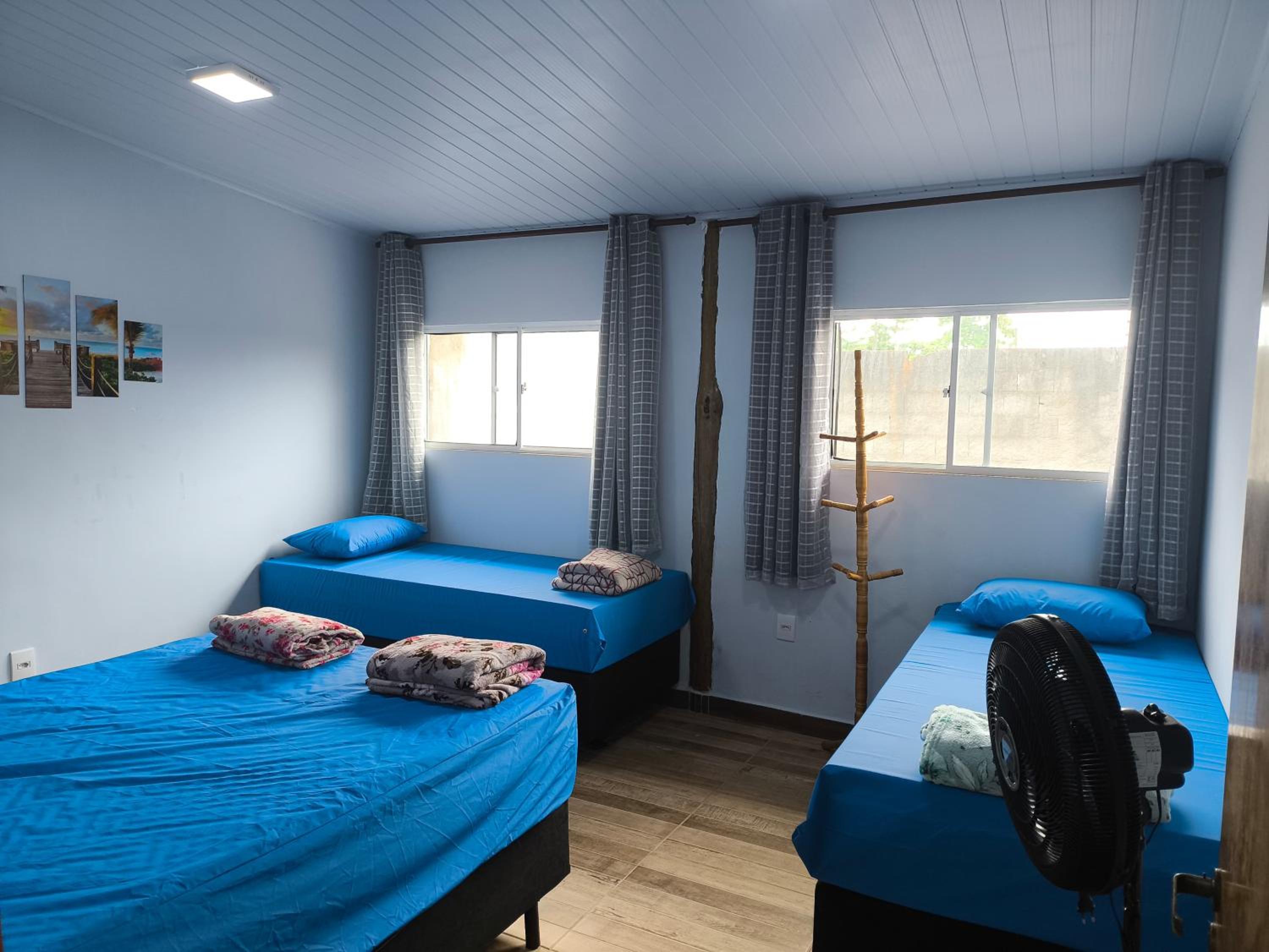 Casa aconchegante, Ubatuba, 40 metros da praia, frente ao mar, garagem fechada, quintal grande, área de lazer, churrasqueira, ar condicionado, wifi, tv a c