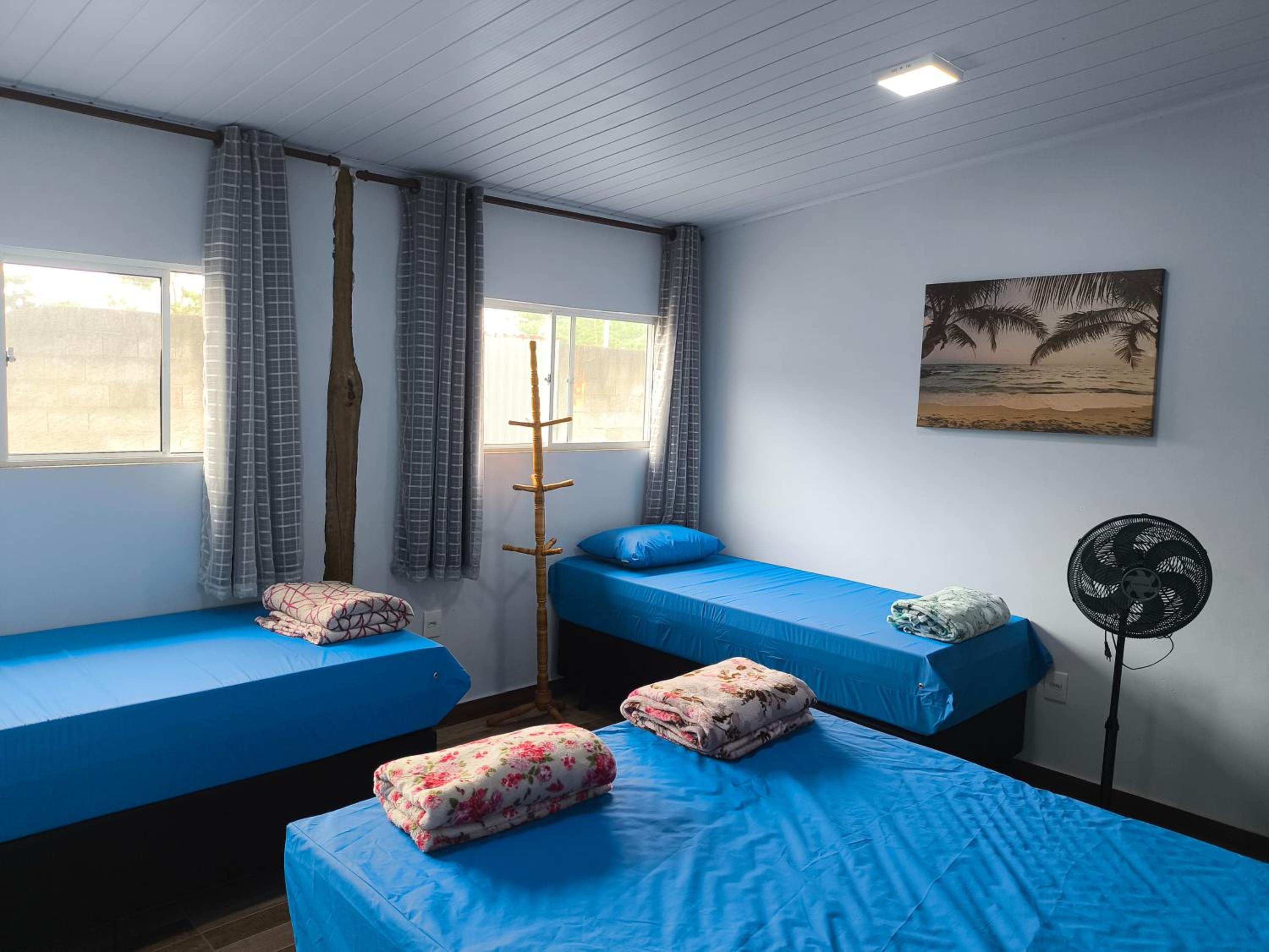 Casa aconchegante, Ubatuba, 40 metros da praia, frente ao mar, garagem fechada, quintal grande, área de lazer, churrasqueira, ar condicionado, wifi, tv a c