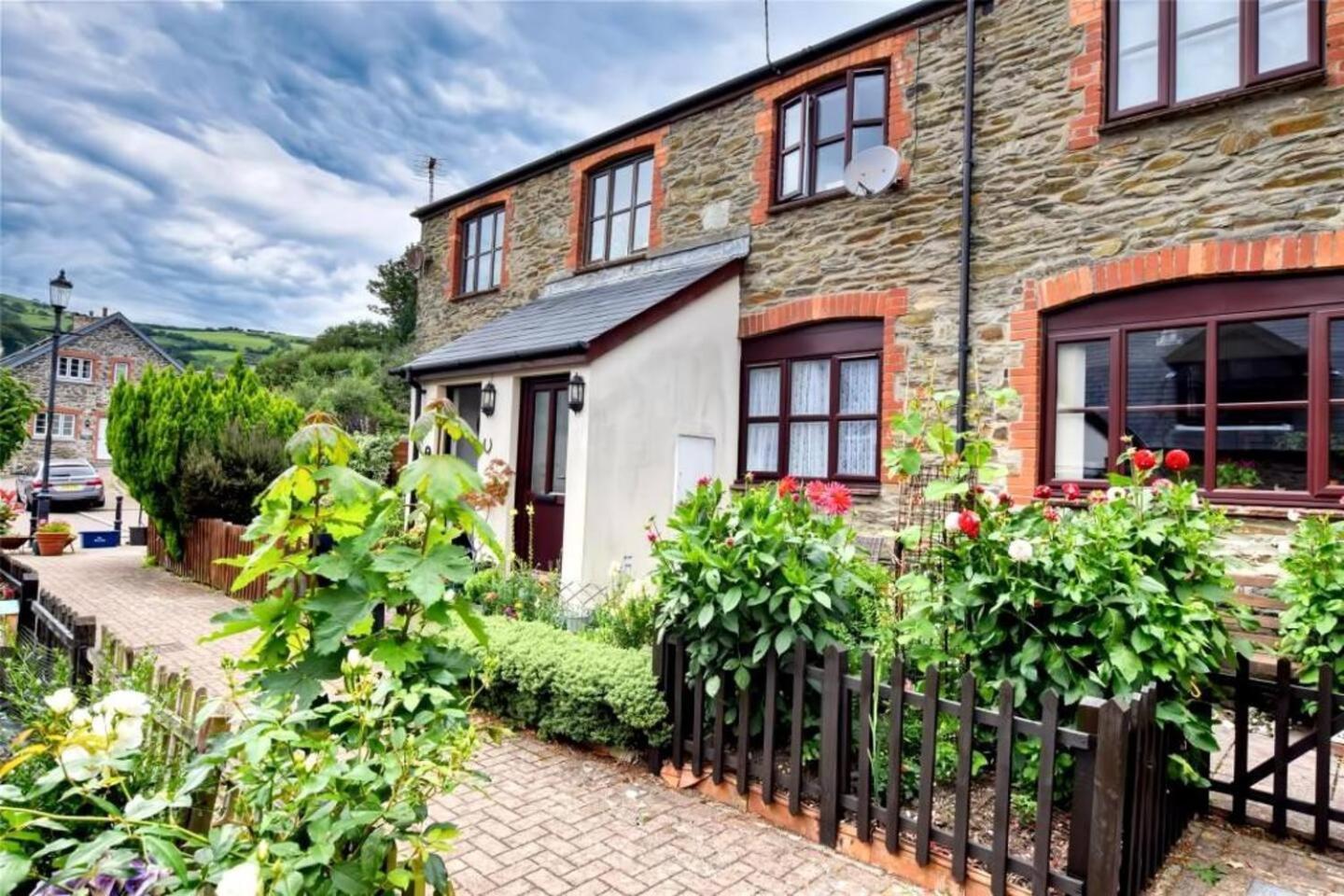 Lynton Vacations - Cosy coastal retreat lovingly refurbished - Property Image 1