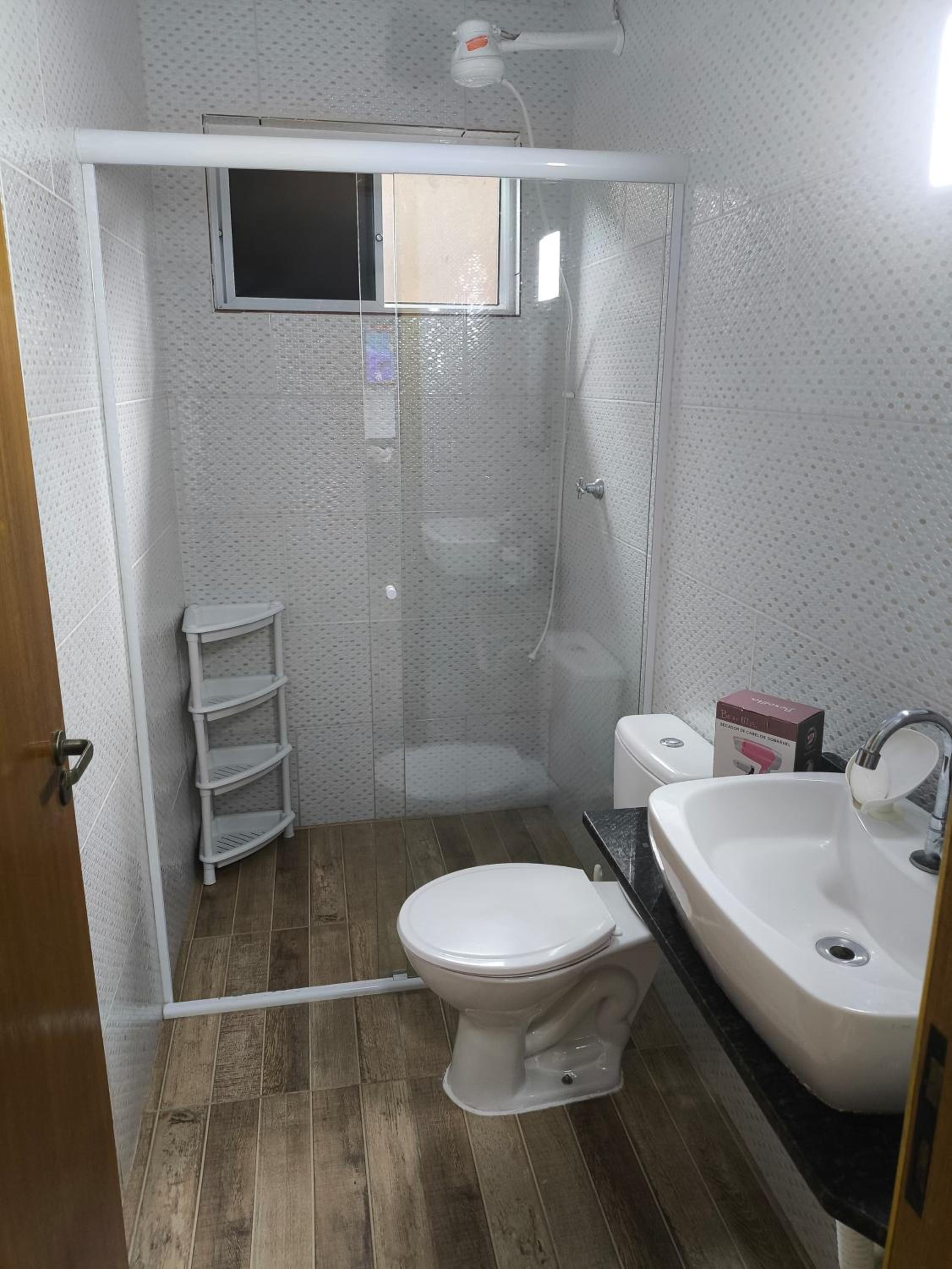Casa aconchegante, Ubatuba, 40 metros da praia, frente ao mar, garagem fechada, quintal grande, área de lazer, churrasqueira, ar condicionado, wifi, tv a c