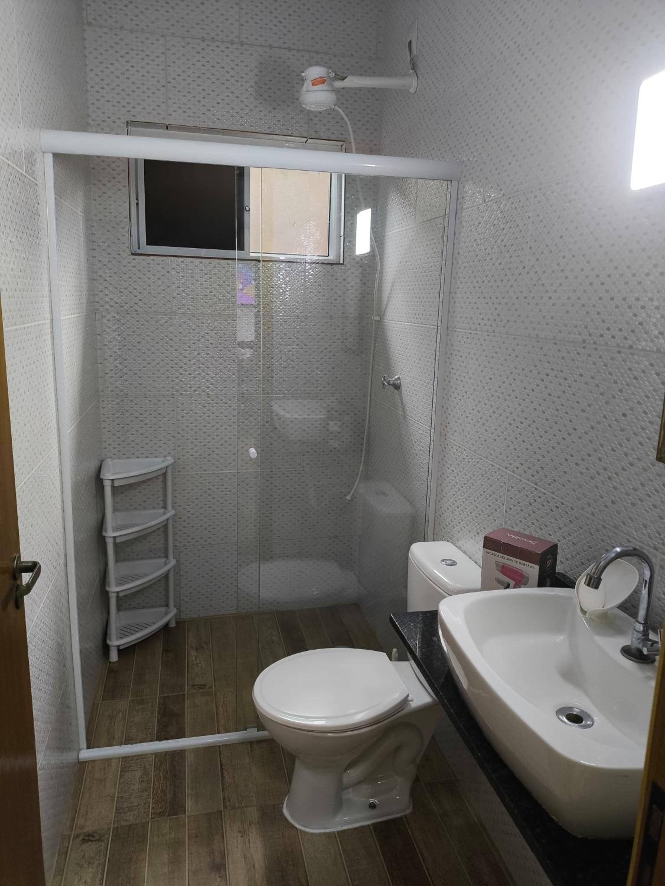 Casa aconchegante, Ubatuba, 40 metros da praia, frente ao mar, garagem fechada, quintal grande, área de lazer, churrasqueira, ar condicionado, wifi, tv a c