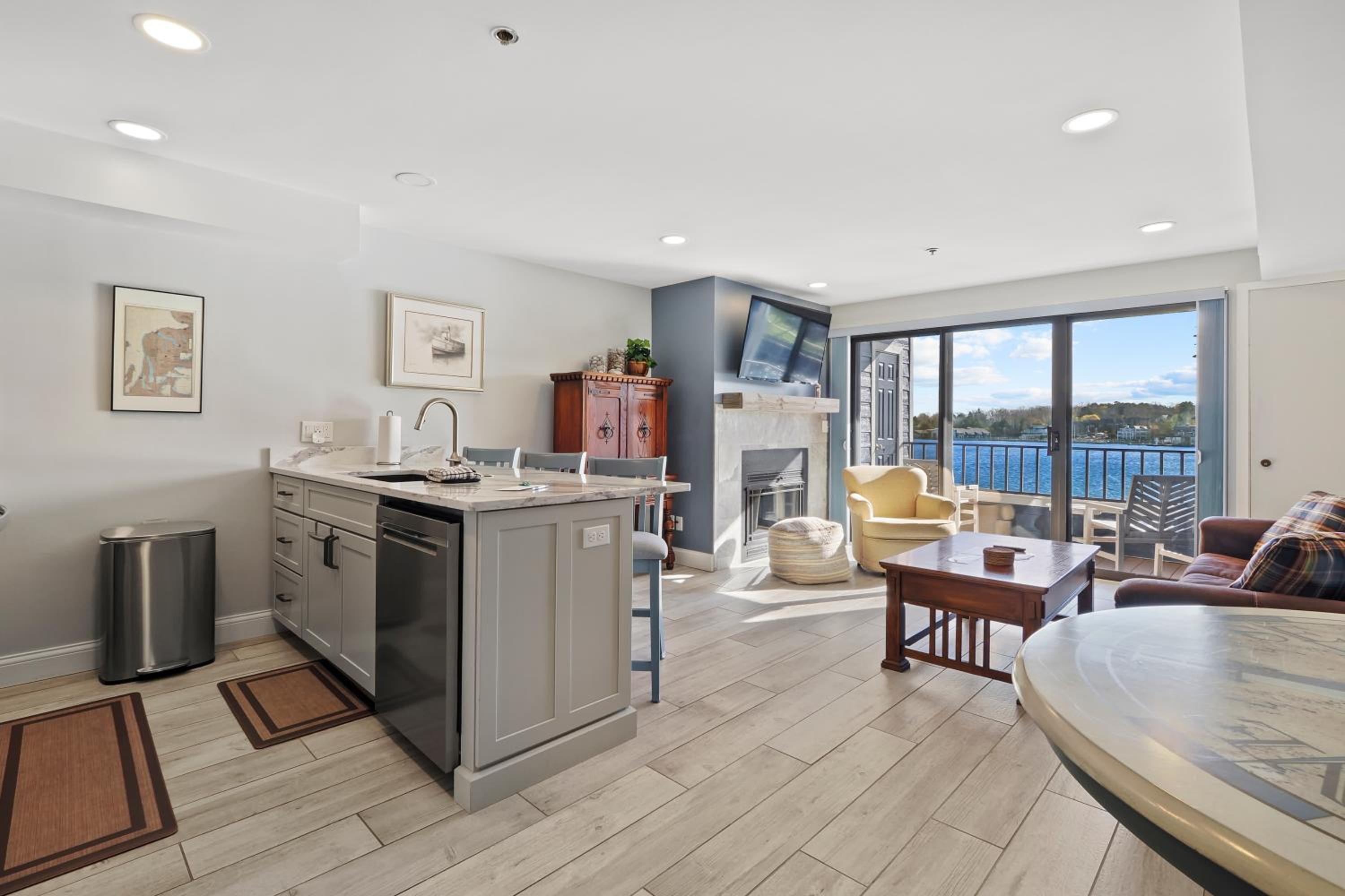 233 Edgewater Inn view 4