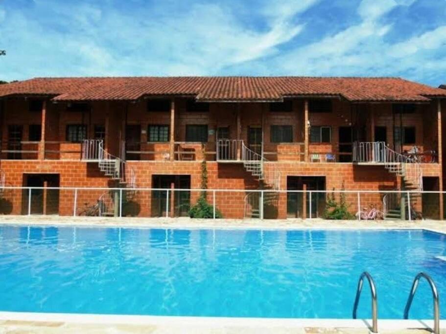 apartamento 200 mts praia do sape com piscina