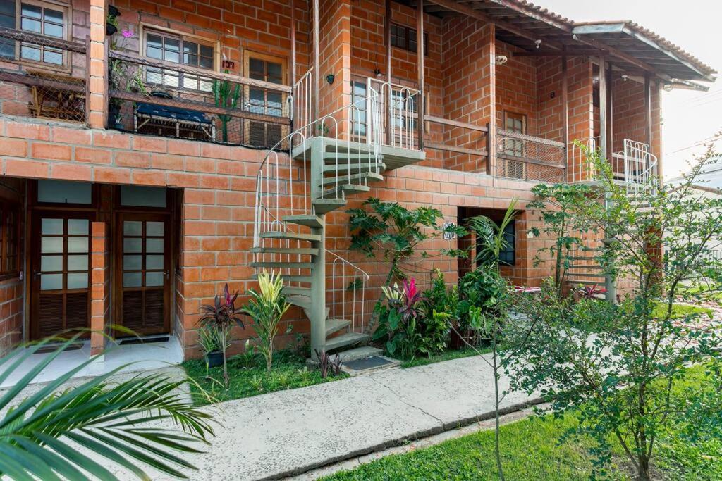apartamento 200 mts praia do sape com piscina