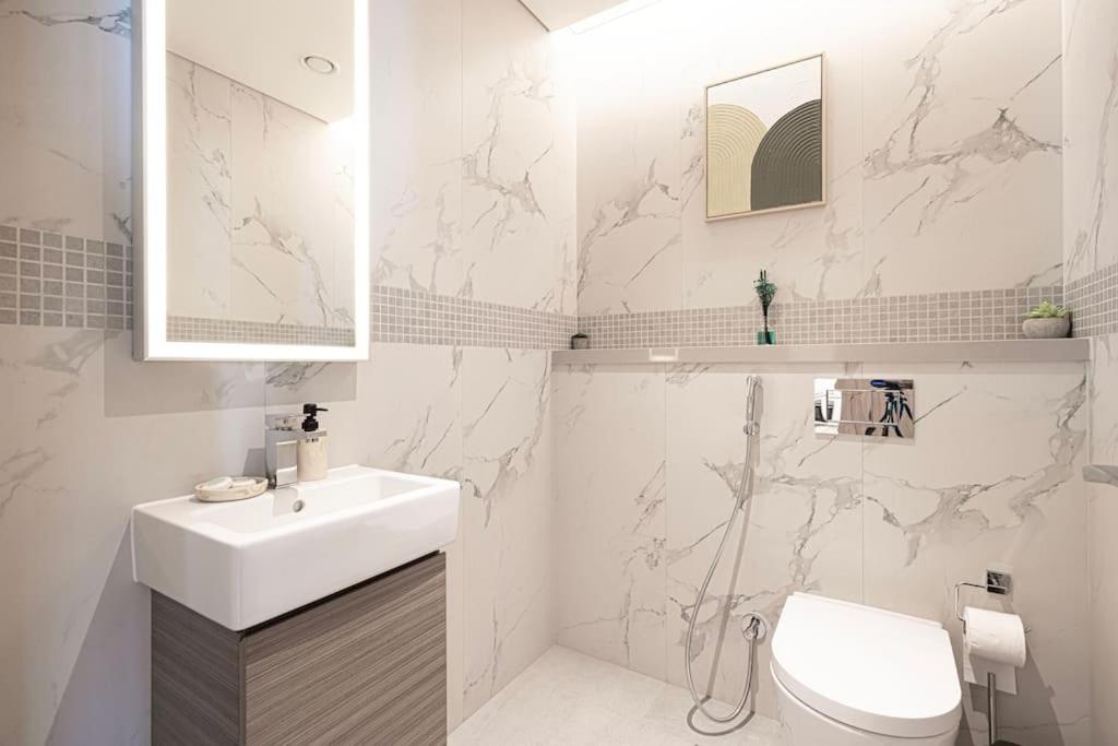 2BR Luxury Stay with Starry Ceiling
