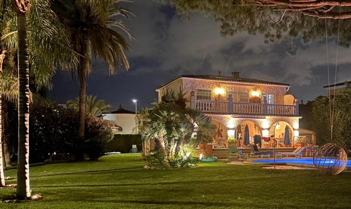 Hotel Luxuriöses Anwesen mit großem Garten nahe Strand - Image 1