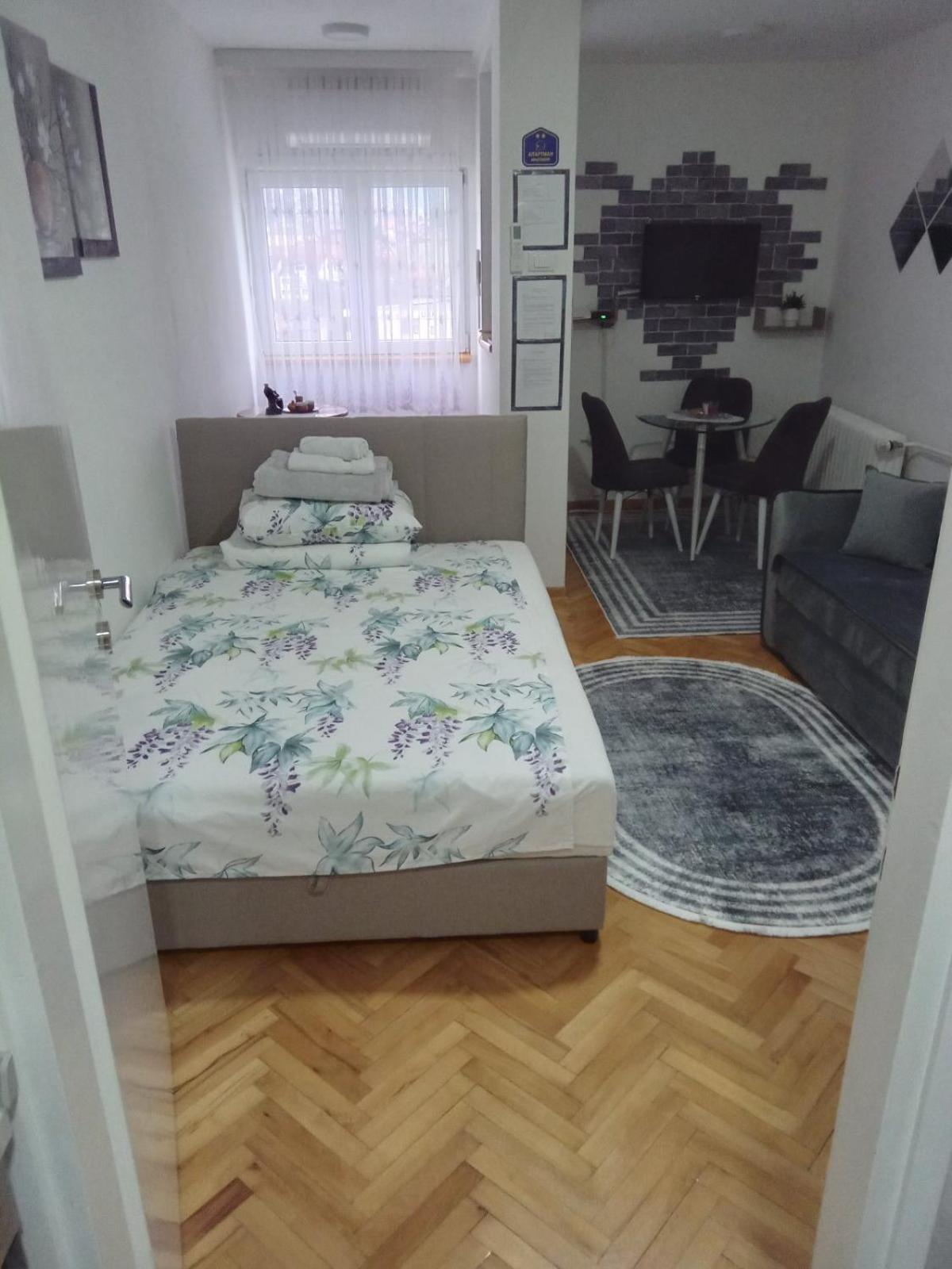 LUX Apartman Jugi PARKING public free view 4