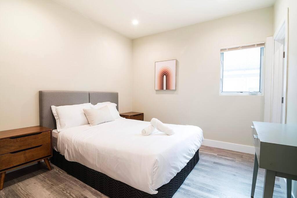 Stylish 4BR Home Prime Location Hancock Park