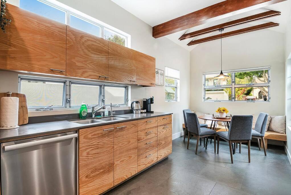 Stylish 4BR Home Prime Location Hancock Park