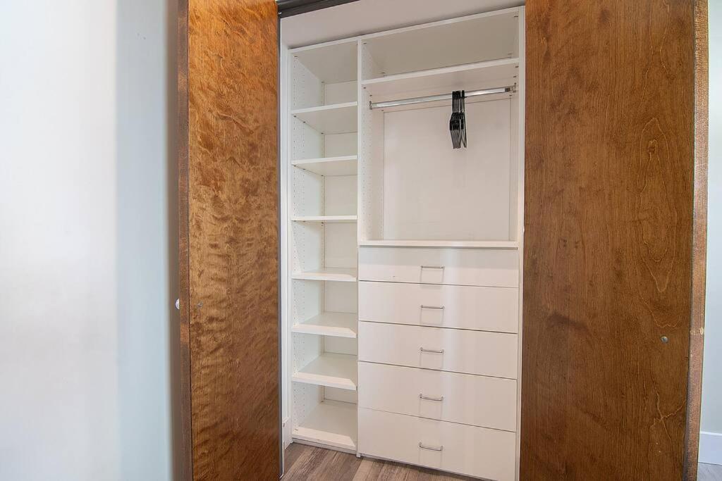 Stylish 4BR Home Prime Location Hancock Park