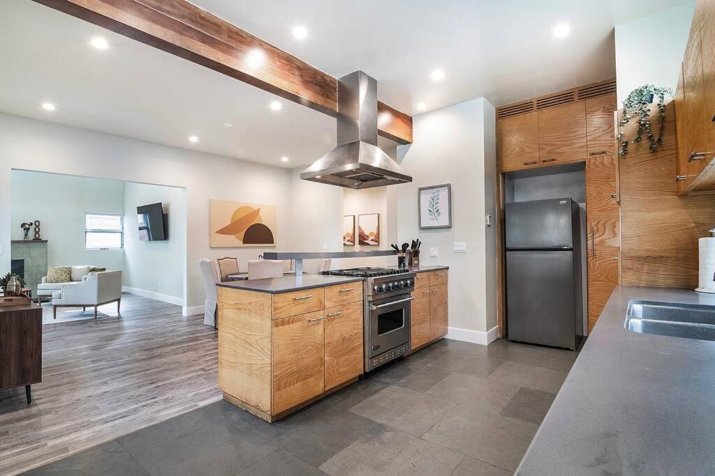 Stylish 4BR Home Prime Location Hancock Park
