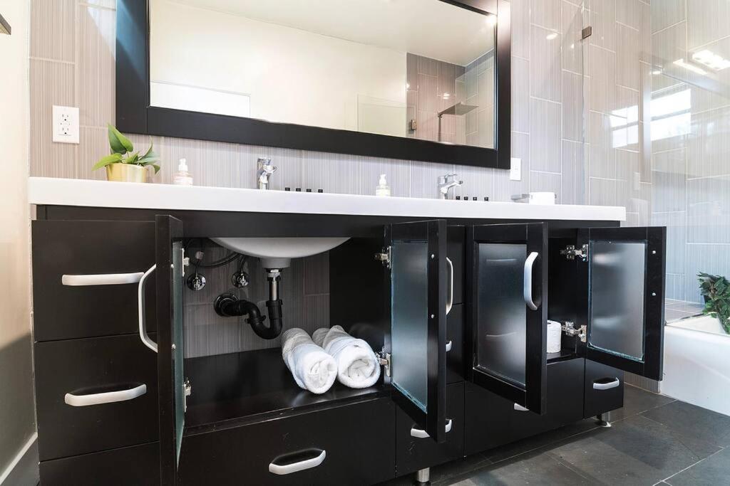 Stylish 4BR Home Prime Location Hancock Park