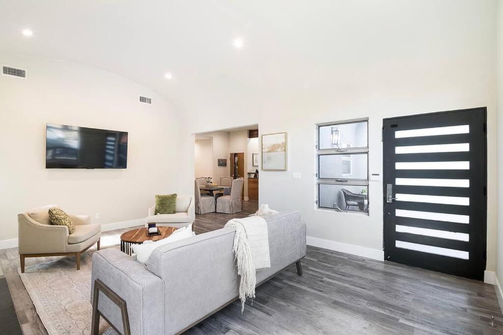 Stylish 4BR Home Prime Location Hancock Park