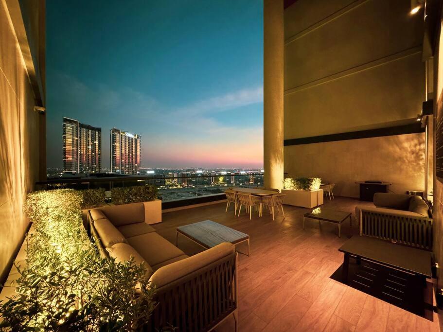 2BR Luxury Stay with Starry Ceiling