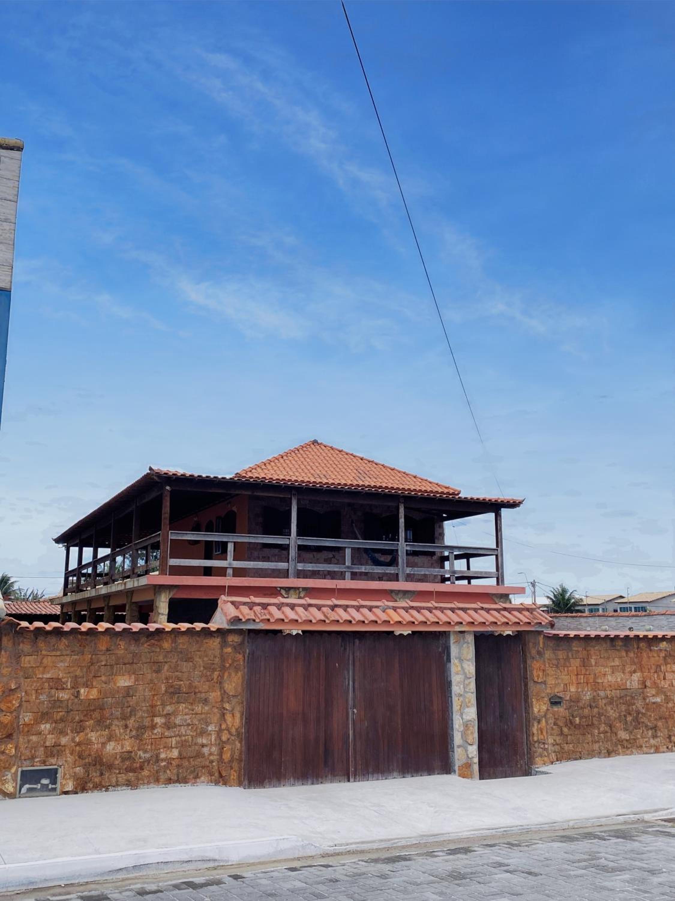 Casa com piscina em frente à lagoa e a 600m da praia