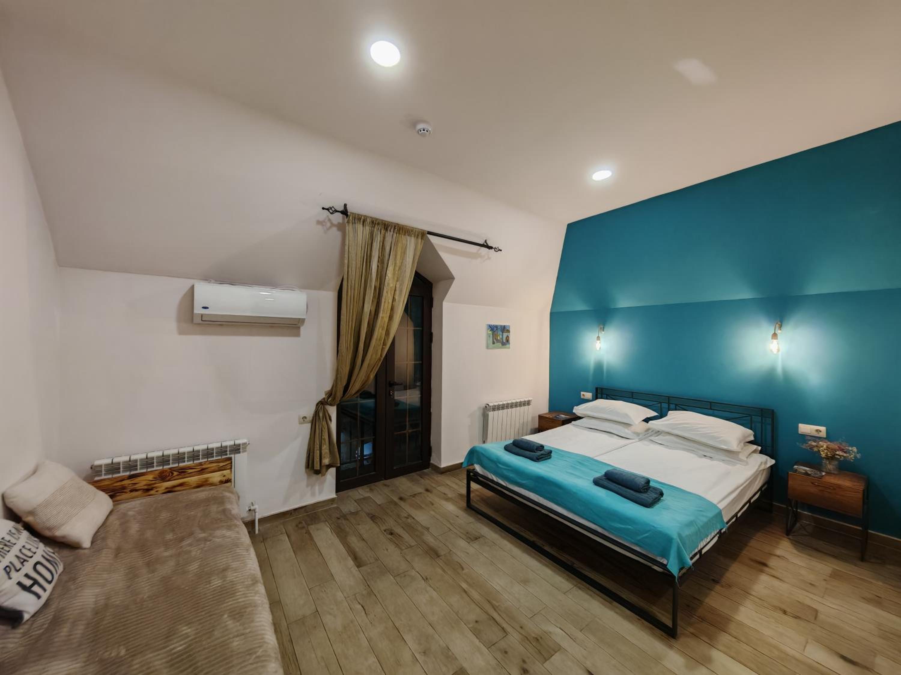 Blur Inn Gallery