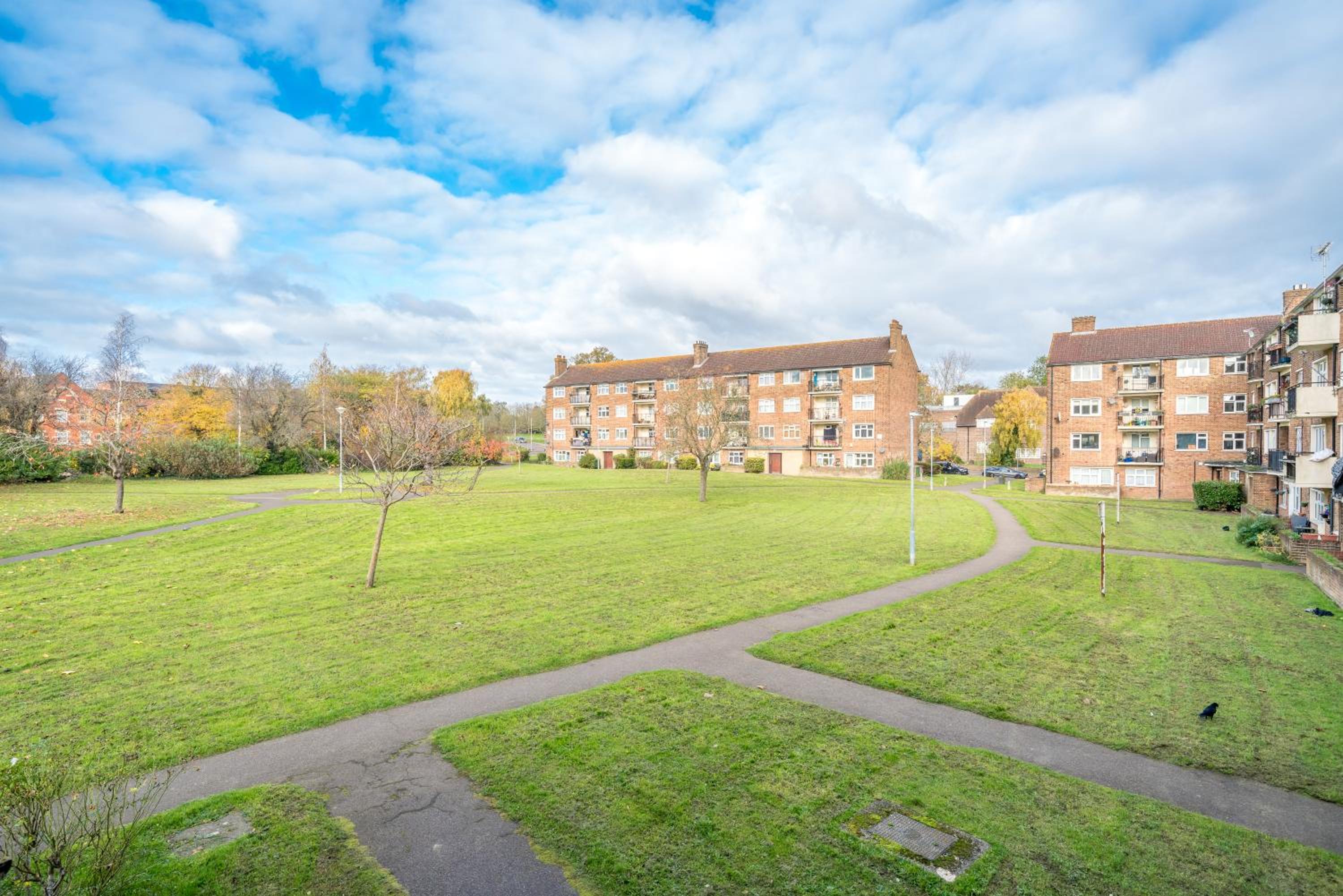 Stylish 3 bedrooms apartment 20 mins to Central London with Balcony - Open for Long Stays and Families Relocating - Image 5