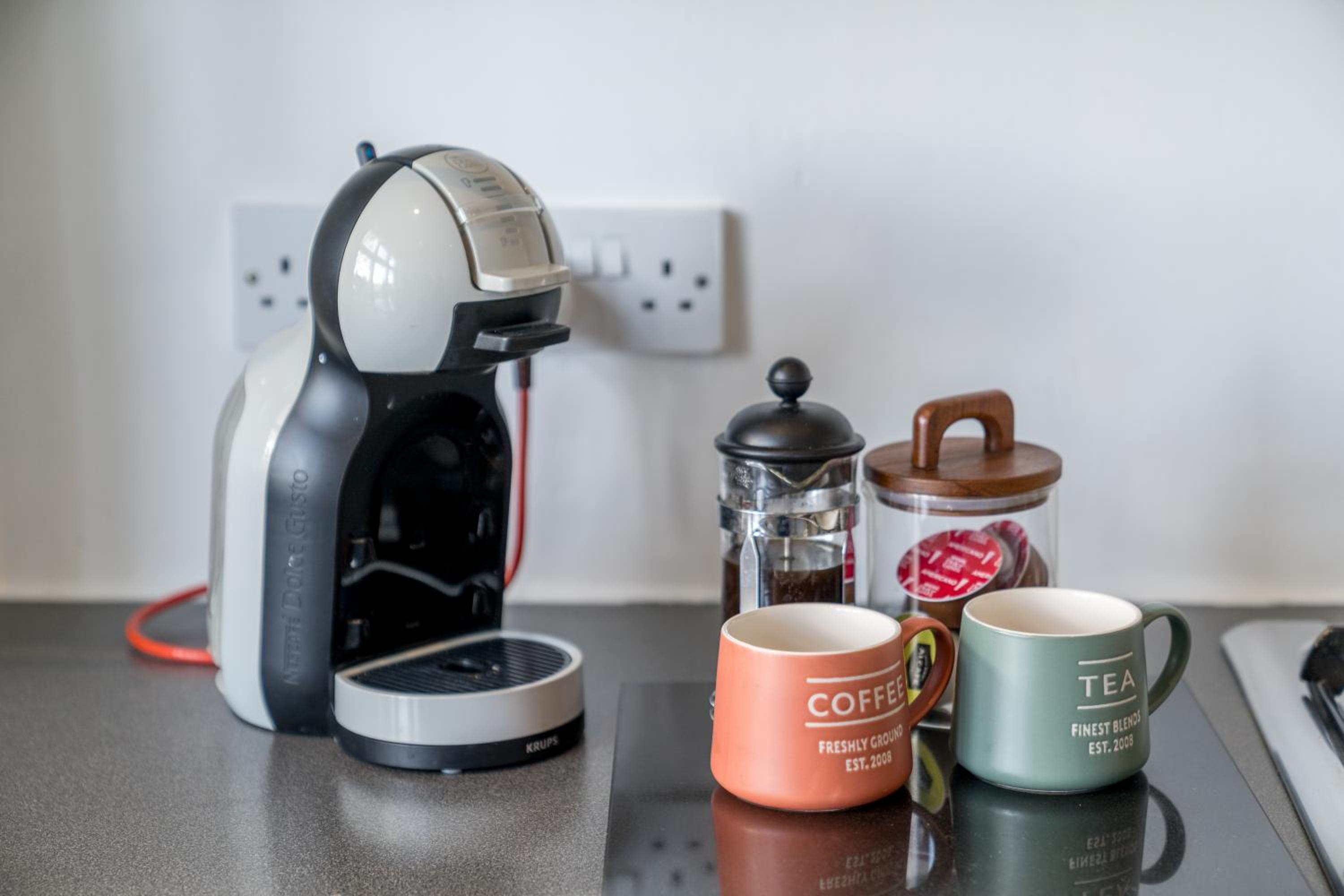 Stylish 3 bedrooms apartment 20 mins to Central London with Balcony - Open for Long Stays and Families Relocating - Image 3