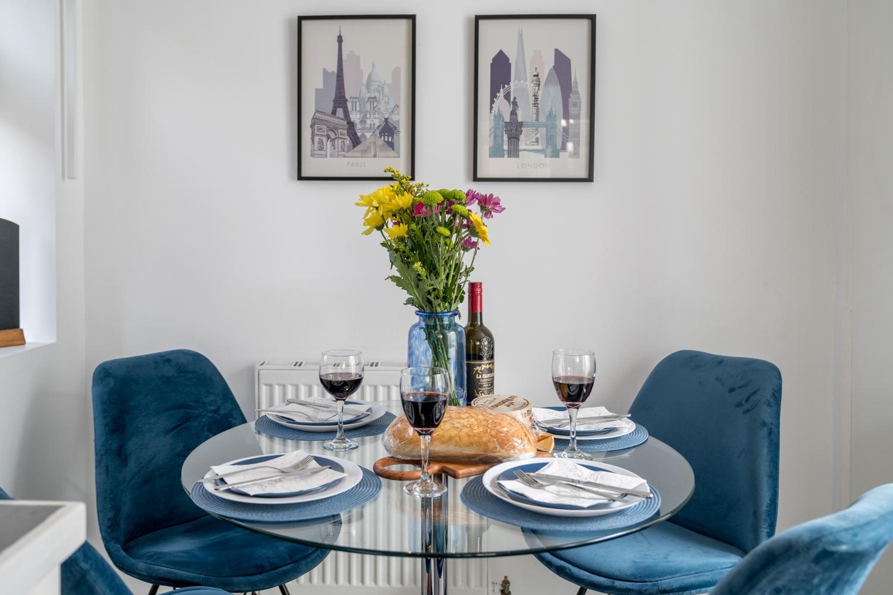 Stylish 3 bedrooms apartment 20 mins to Central London with Balcony - Open for Long Stays and Families Relocating - Image 1