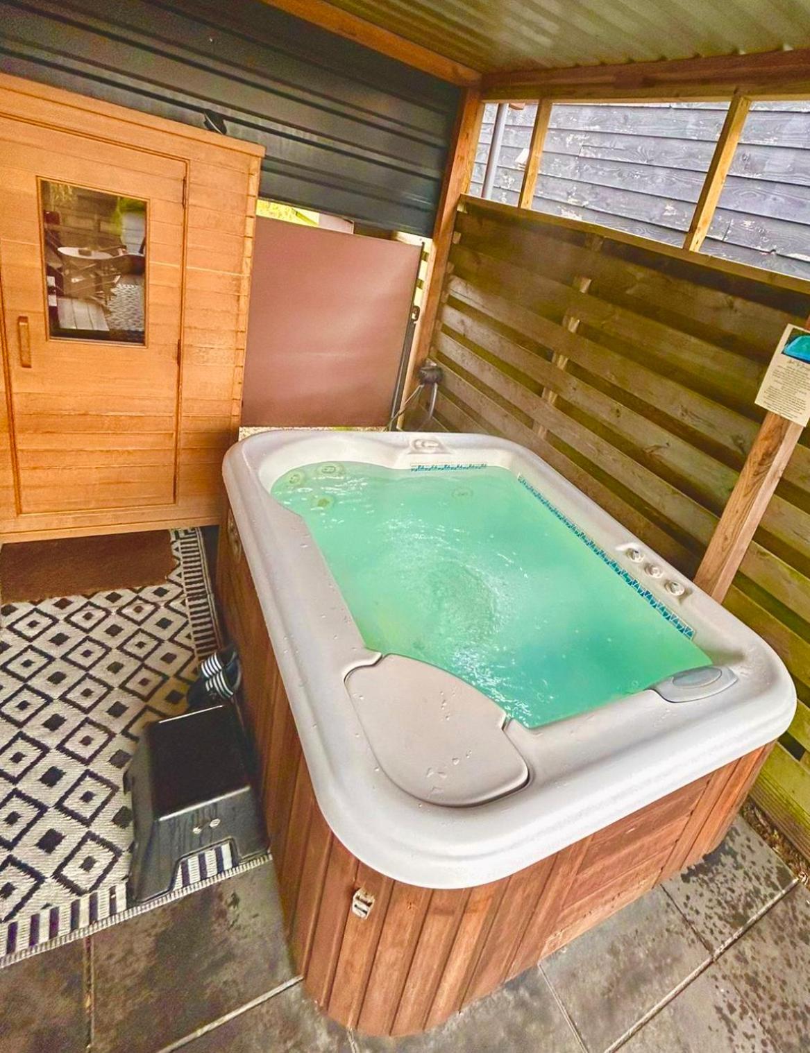 Charming Tiny House with Private Jacuzzi, Sauna and Garden & Free Parking between Amsterdam Haarlem and Schiphol Airport